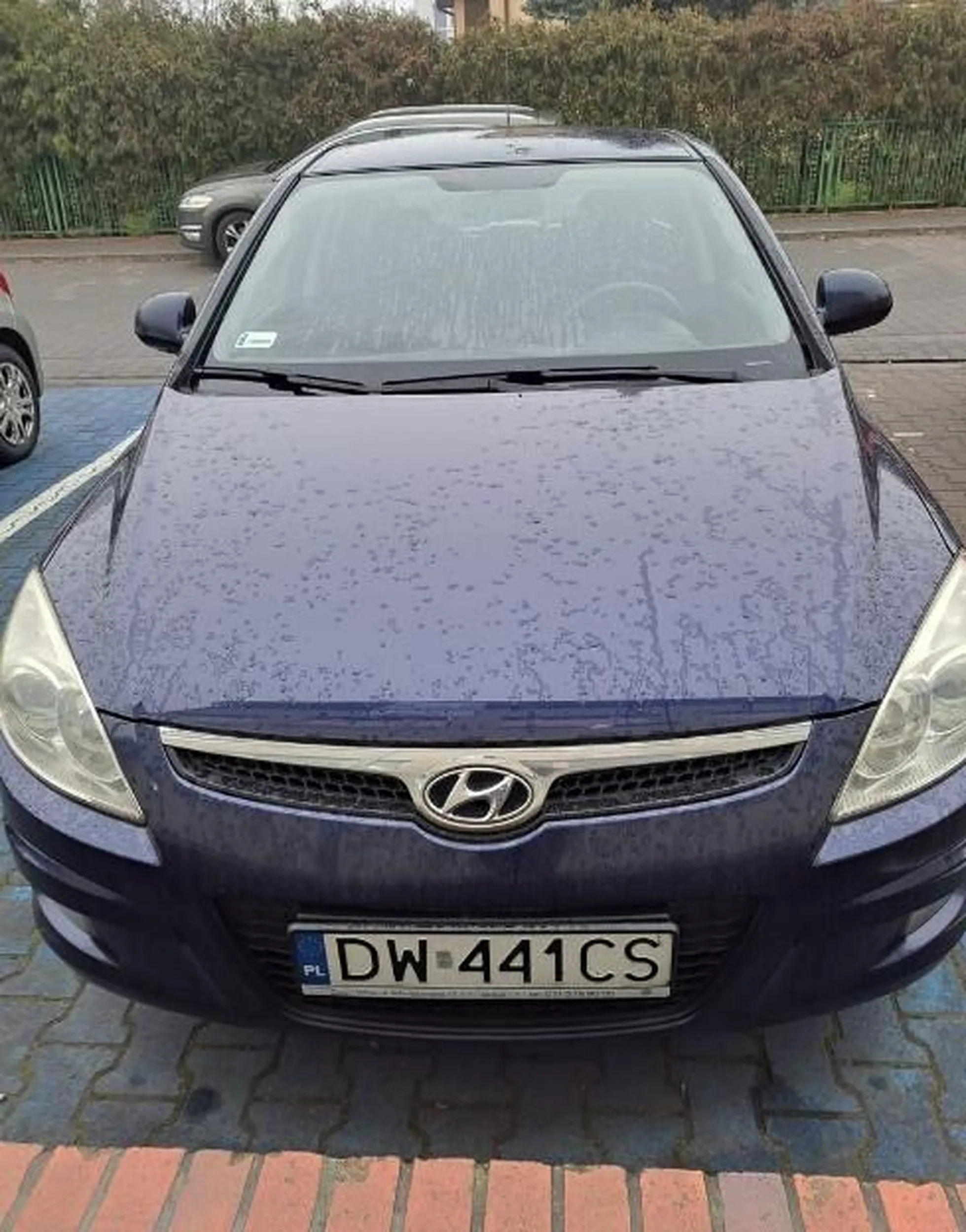 Parkuje na miejscu dla inwalidy bez uprawnień