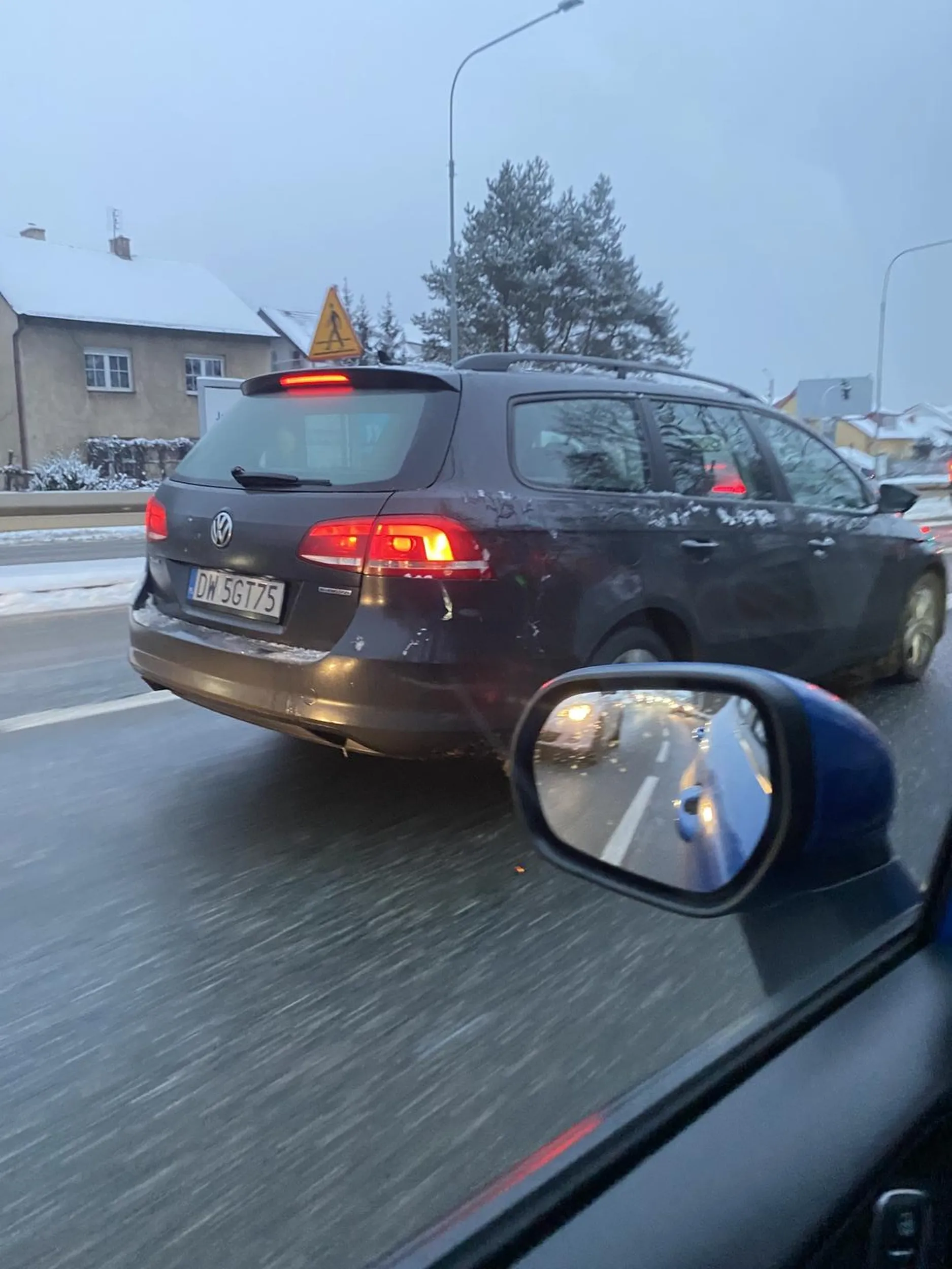 Psychicznie chory człowiek. Najpierw mruga długimi gdzie nie ma gdzie zjechać na prawy pas, po czym wyprzedza i gwałtownie hamuje. Biorąc pod uwagę jak jest ślisko to gość ma nierówno pod sufitem.