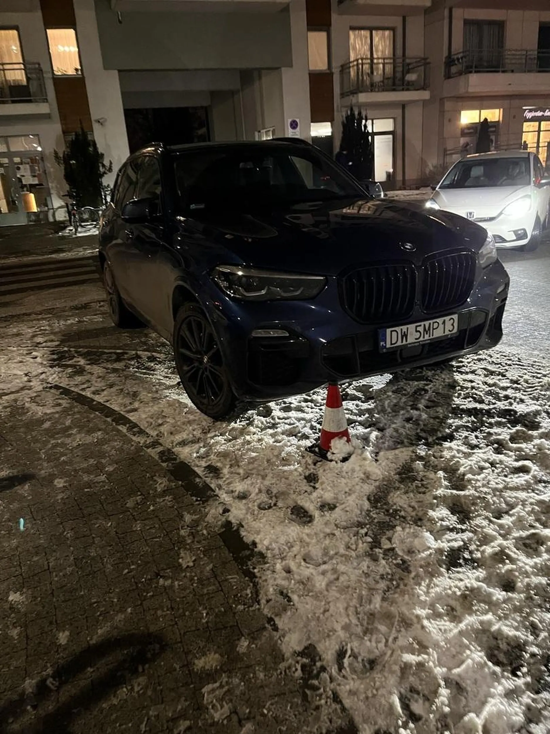 Parkowanie wprost na przejściu dla pieszych.