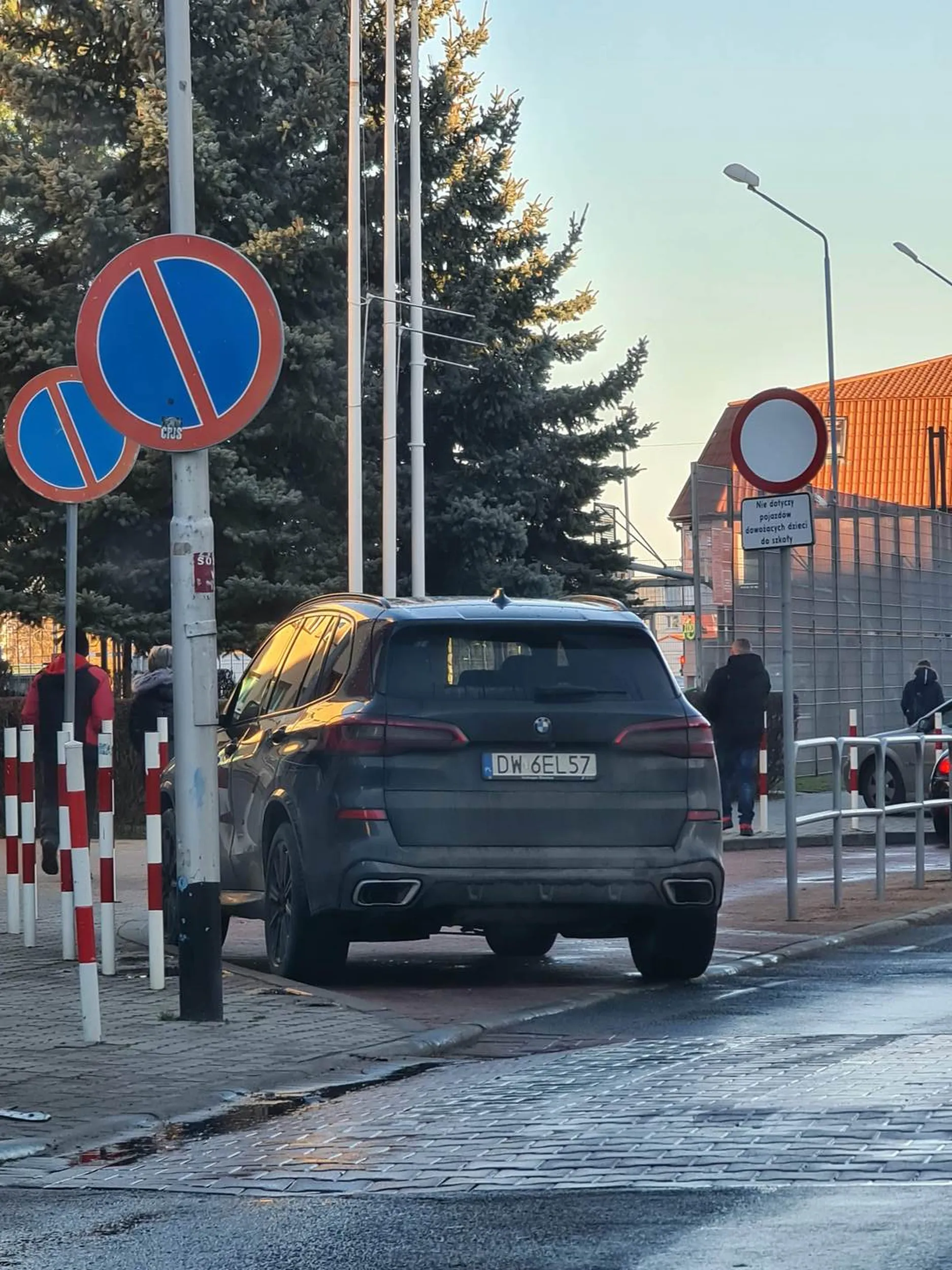 Często blokuje zatoczkę pod szkołą