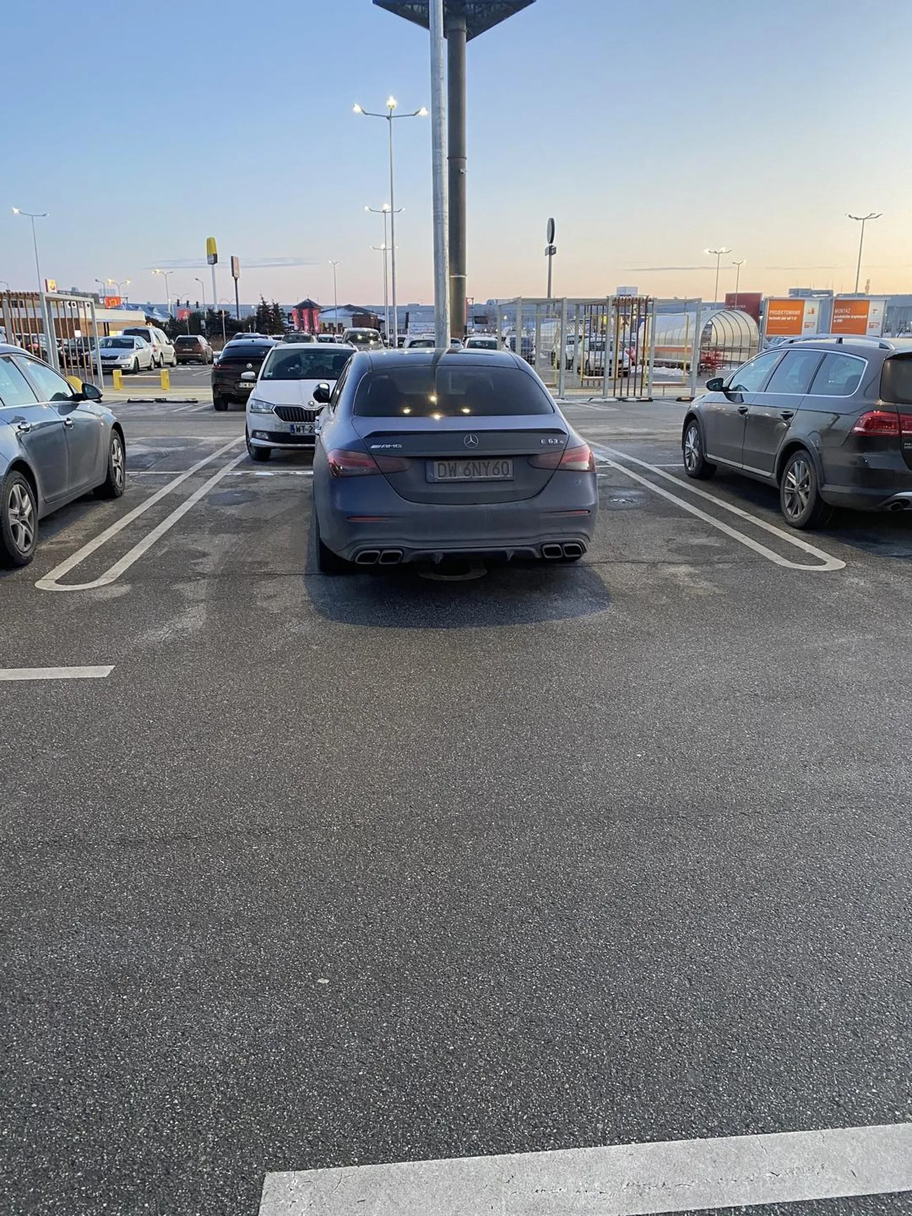 Myśli że ma auto za grube tysiące to może sobie parkować na 2 miejscach.