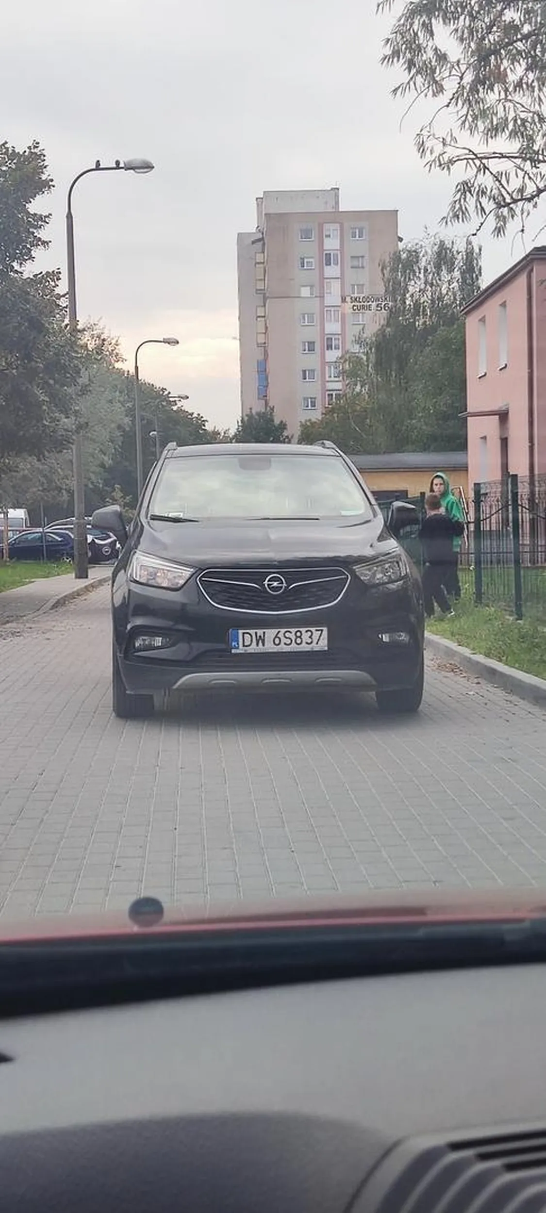 Stoi palant na środku drogi i tamuje jedyny wyjazd z parkingu.