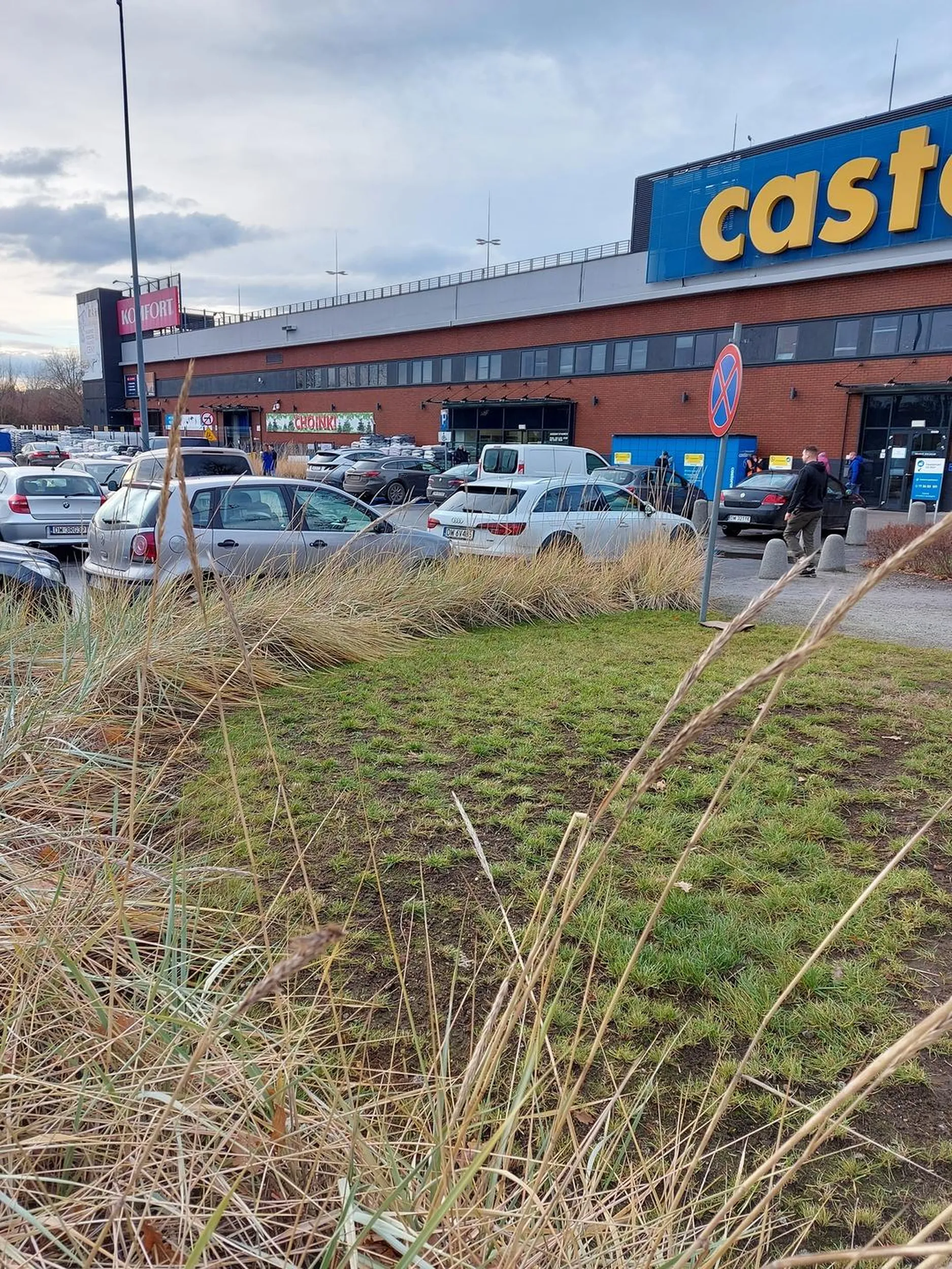 Zachowywał się skandalicznie jadąc ciągiem pieszo-jezdnym na parkingu przy markecie Castorama Legnicka we Wrocławiu w dniu 22.12.2022 ok. godz. 13,00. Jadąc na drugiego na pasie dwukierunkowym wściekle trąbił na pieszych wymuszając pierwszeństwo i ocierając ich swoim podejrzanym wehikułem. Na koniec zaparkował w miejscu niedozwolonym. Uważajcie na jego zachowanie. Może zabić pieszego...