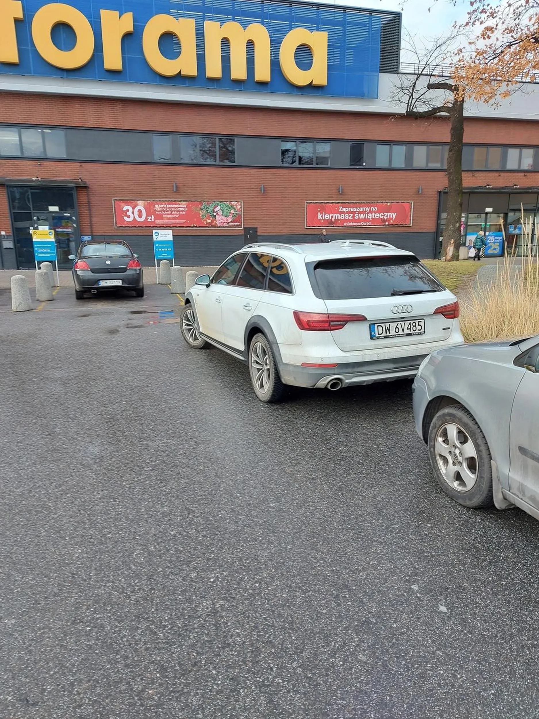 Zachowywał się skandalicznie jadąc ciągiem pieszo-jezdnym na parkingu przy markecie Castorama Legnicka we Wrocławiu w dniu 22.12.2022 ok. godz. 13,00. Jadąc na drugiego na pasie dwukierunkowym wściekle trąbił na pieszych wymuszając pierwszeństwo i ocierając ich swoim podejrzanym wehikułem. Na koniec zaparkował w miejscu niedozwolonym. Uważajcie na jego zachowanie. Może zabić pieszego...