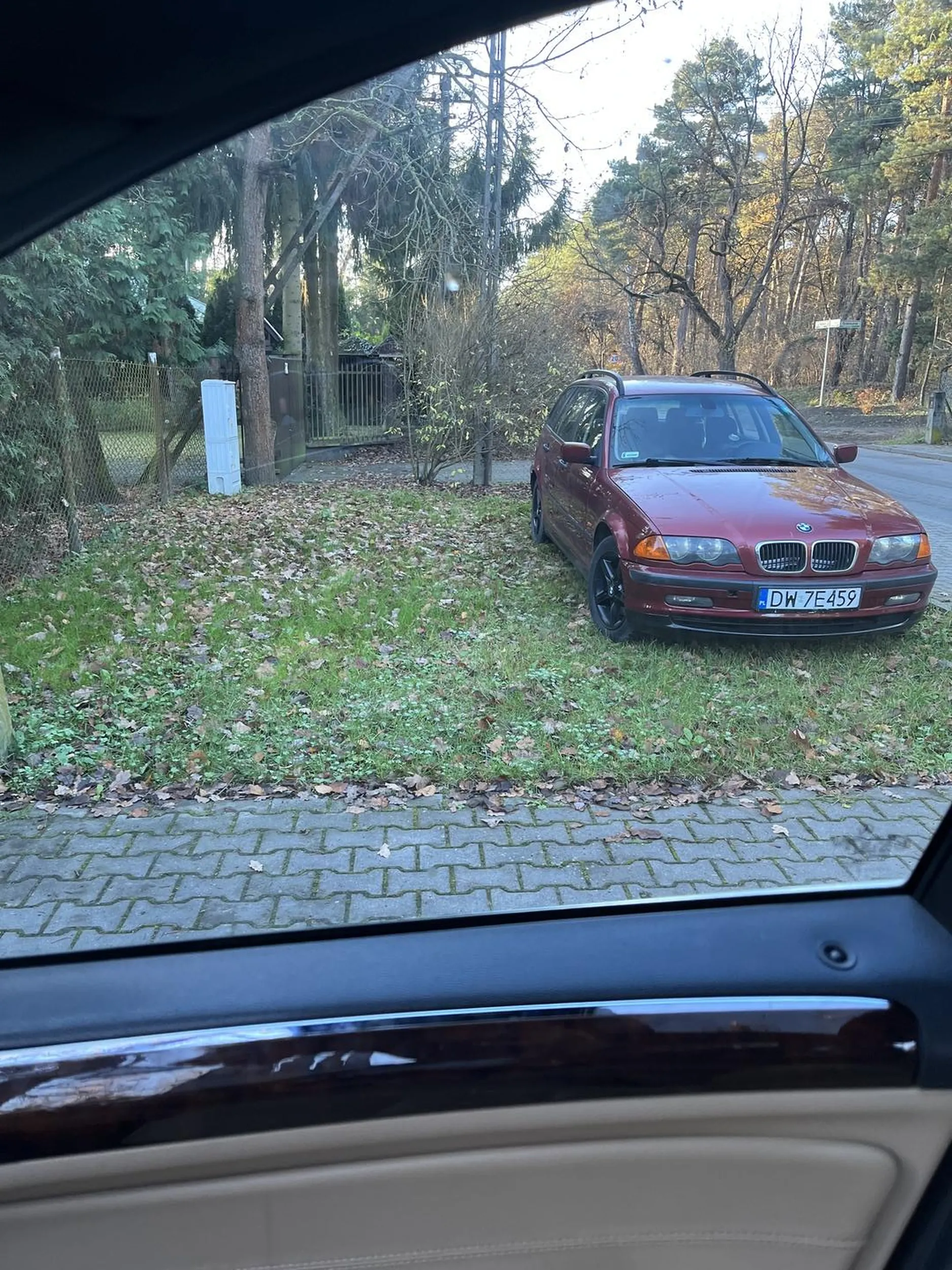 zaparkowany na prywatnym trawniku w pobliżu naszego domu.  Napisałem notatkę z prośbą o nie parkowanie tutaj.  zgniótł list i powiesił go na naszym ogrodzeniu.