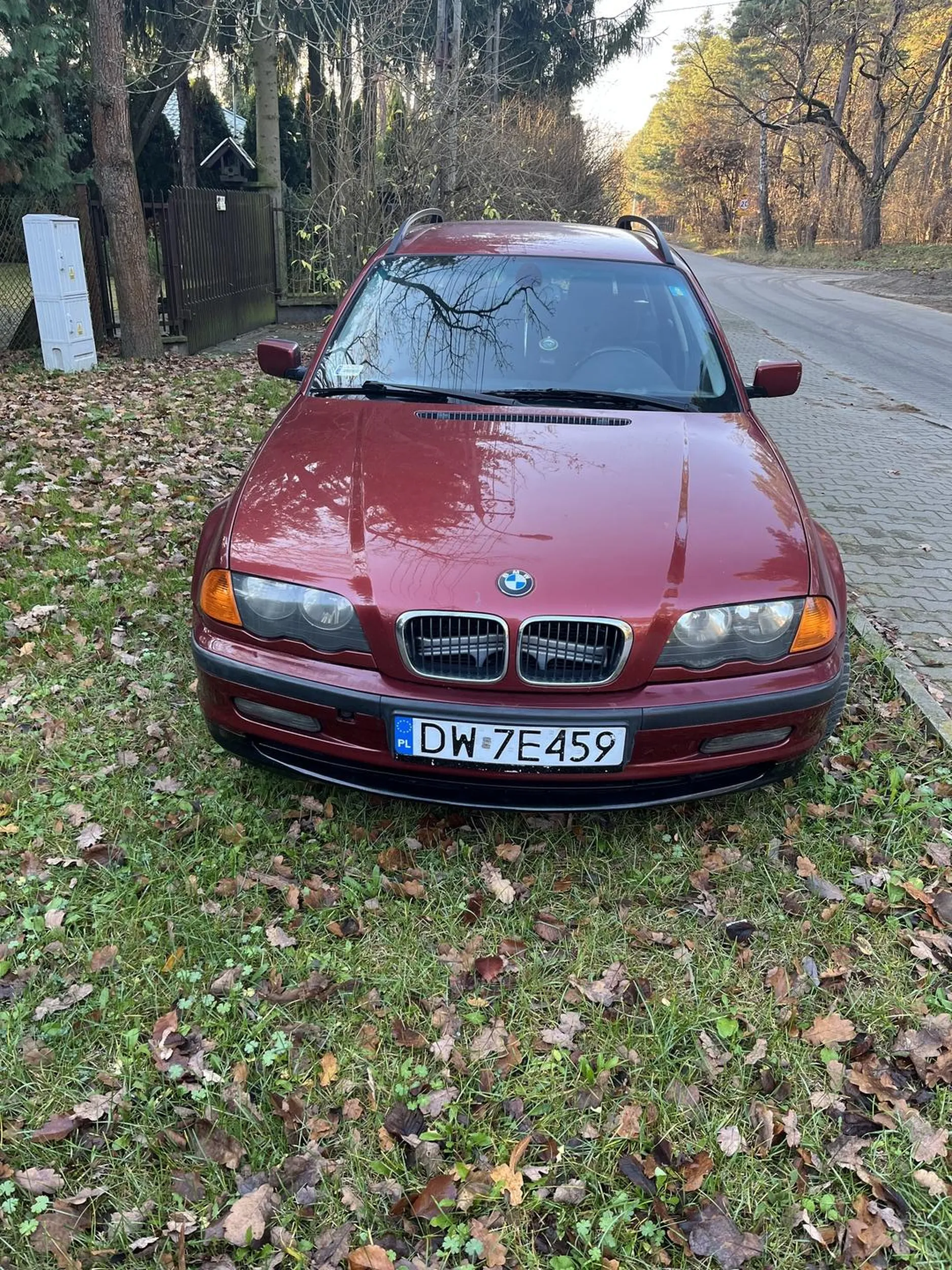 zaparkowany na prywatnym trawniku w pobliżu naszego domu.  Napisałem notatkę z prośbą o nie parkowanie tutaj.  zgniótł list i powiesił go na naszym ogrodzeniu.