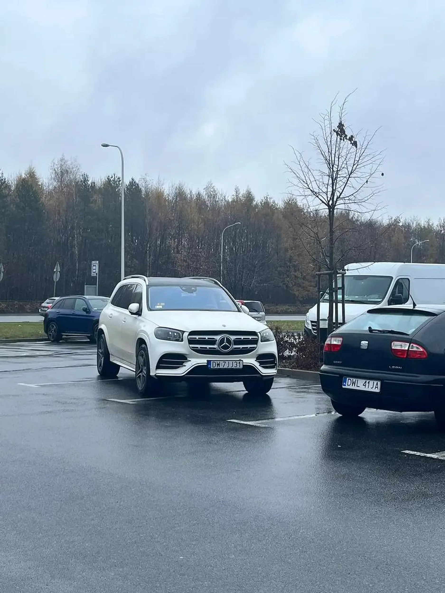 Znowu to samo. On tak parkuje bo inaczej nie umie.