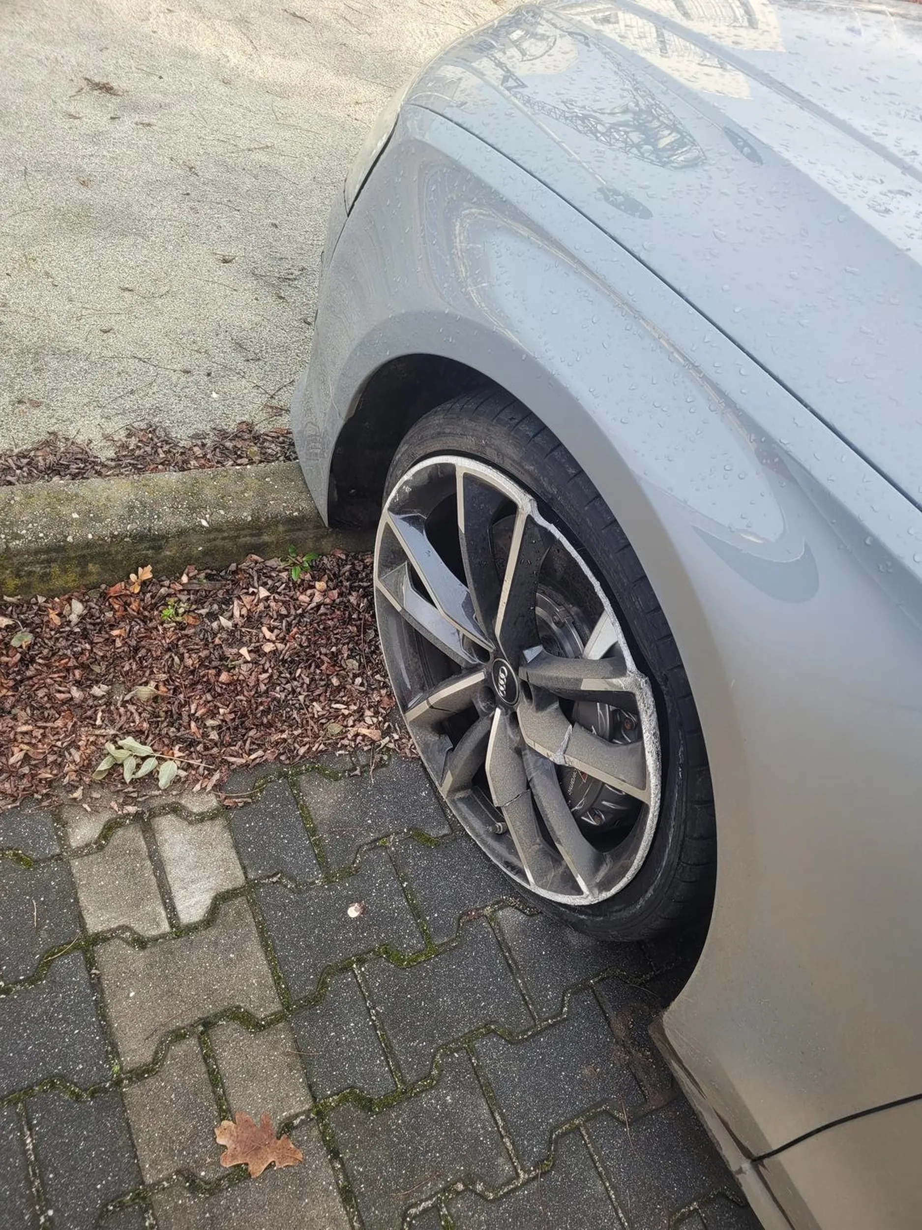 Niezły agent. Auto porzucone na parkingu z rozwalonym tyłem, kołem i ciul wie czym jeszcze