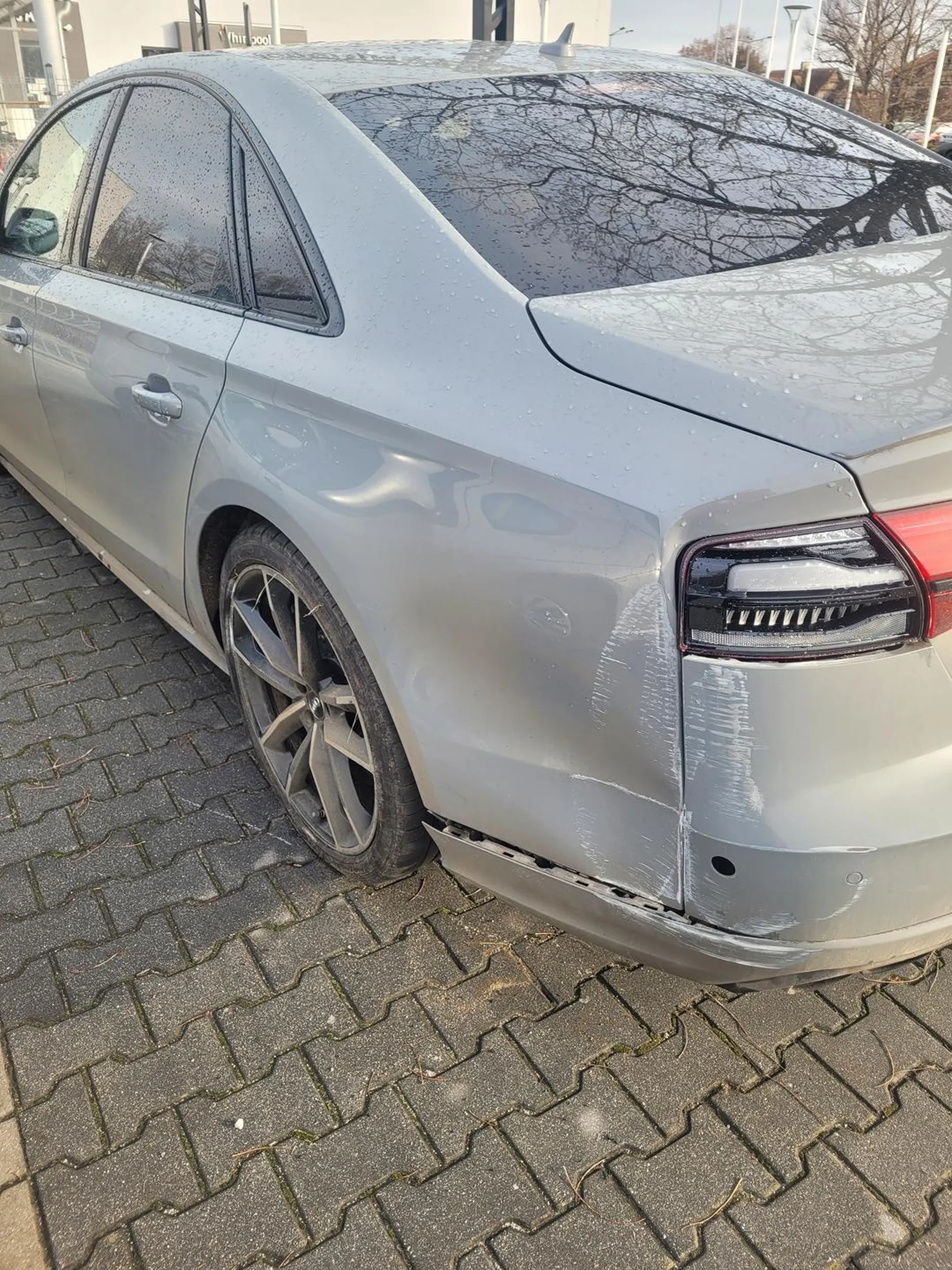 Niezły agent. Auto porzucone na parkingu z rozwalonym tyłem, kołem i ciul wie czym jeszcze