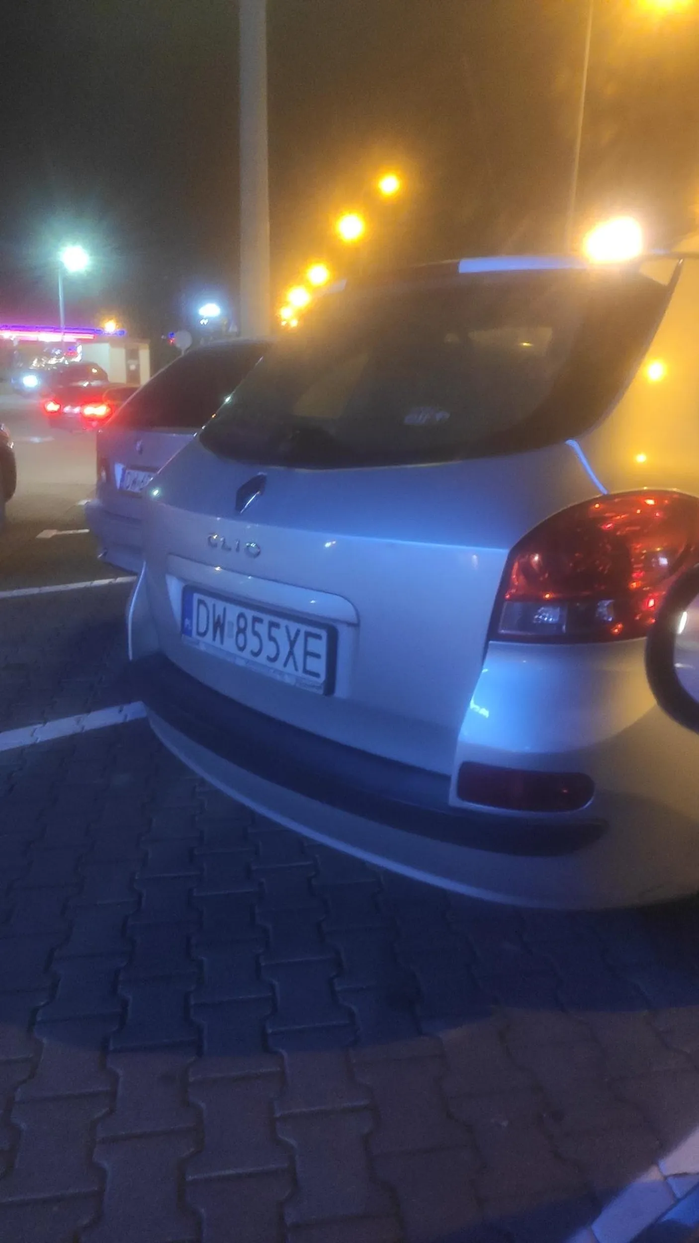 Pasażerka mocno otworzyła drzwi uderzając w mój samochód powodując wyraźną rysę. Siedziałem akurat w samochodzie. Zwróciłem uwagę, na co Pani była bardzo nie miła, wypierała się, nie usłyszałem nawet przepraszam, oraz od razu oddaliła się z miejsca. Kierowca na to wszystko spuścił głowę i udawał że go nie ma. Macie szczęście że byłem akurat mocno zmęczony i nie miałem siły się kłócić i czekać na policję. Pamiętajcie że karma wraca...