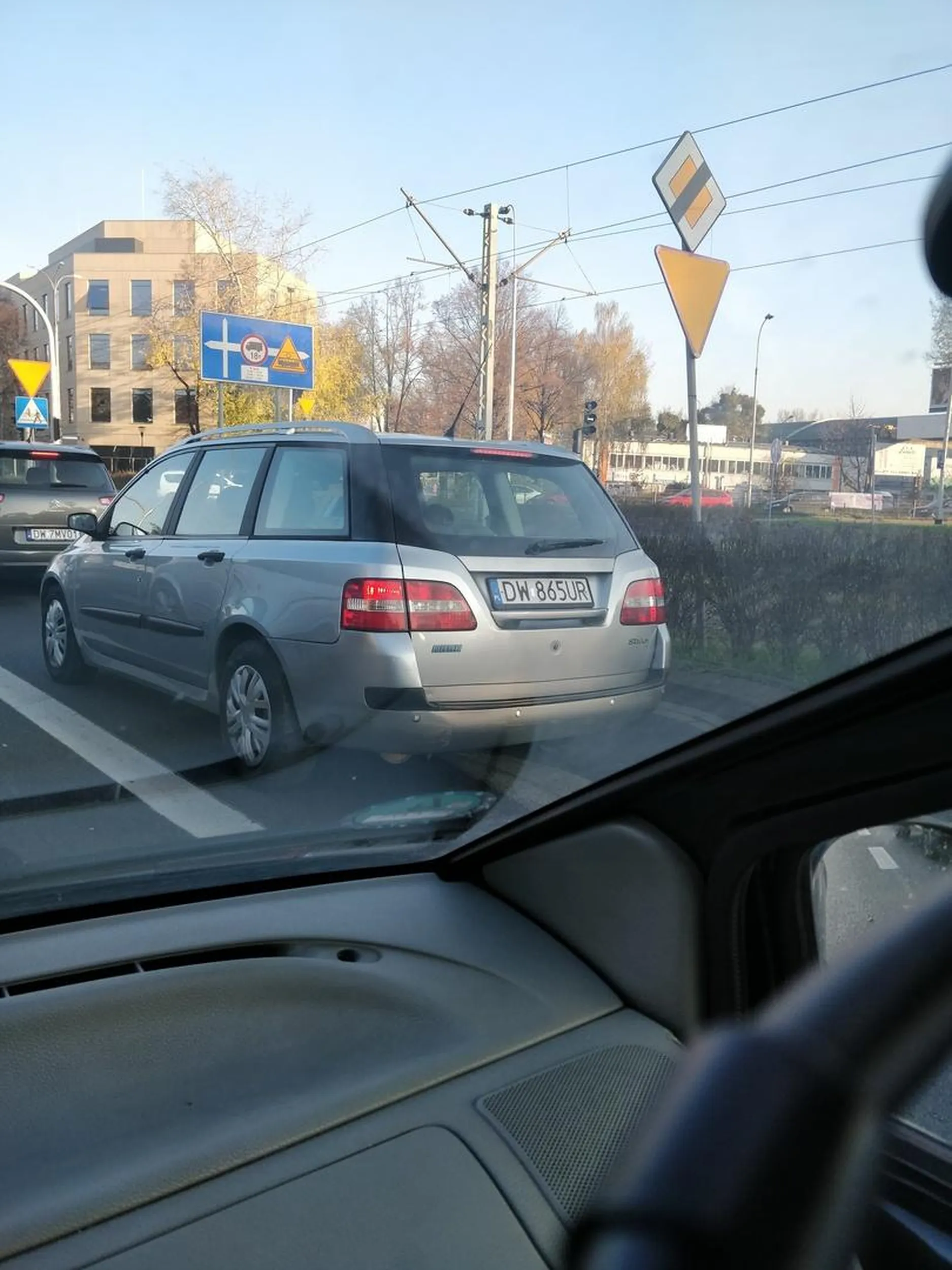 Jeździ bez świateł, wyprzedza bez kierunków na centymetry od zderzaka, zmienia pasy nie wiedząc gdzie jedzie i zmienia spowrotem, rusza z piskiem opon. Patrzcie w lusterka, jeżeli widzicie go za sobą uważajcie, szkoda waszych aut.