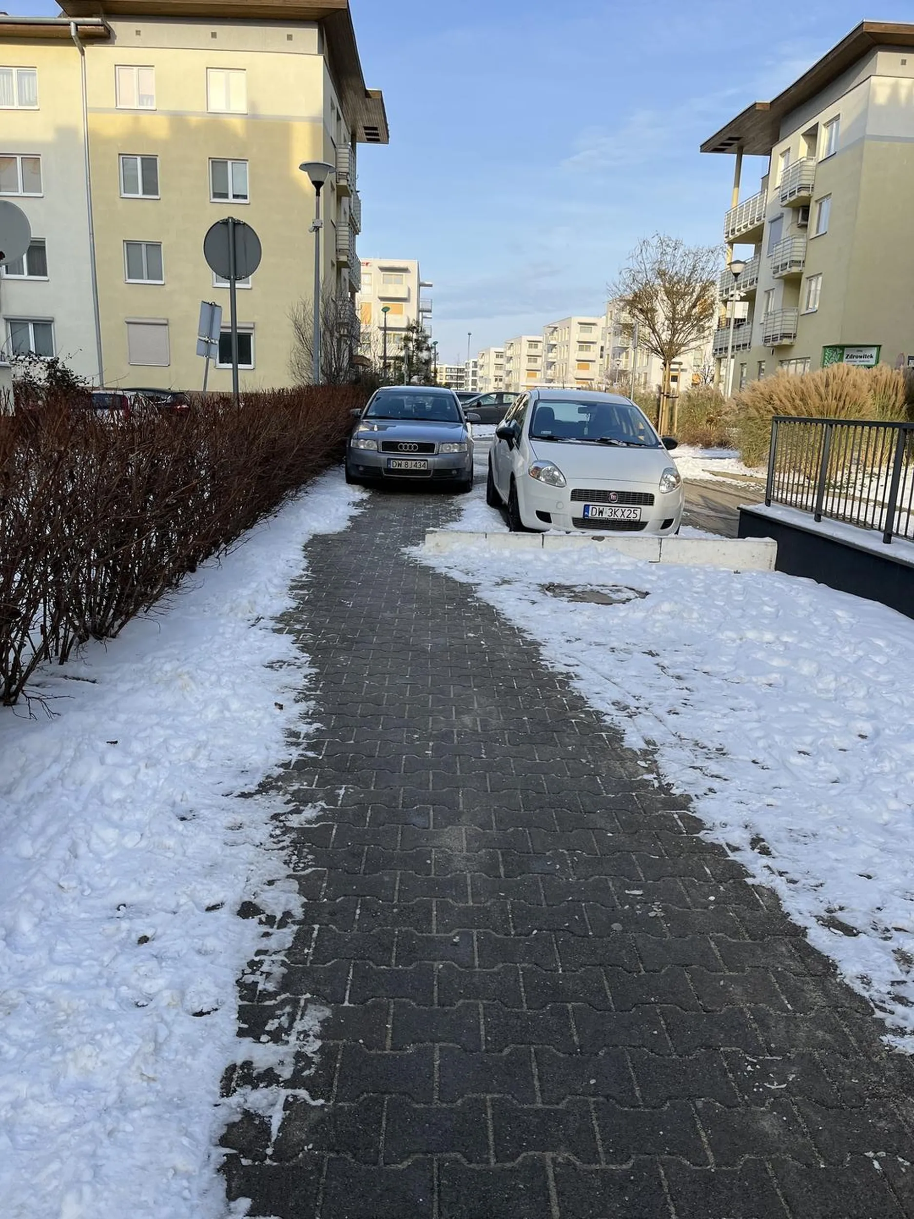 Zastawione przejście na osiedlu. Pół metra dla pieszego i tyle, a co jeśli będzie szedł ktoś z wózkiem? Super parkowanie. Nie pozdrawiam.