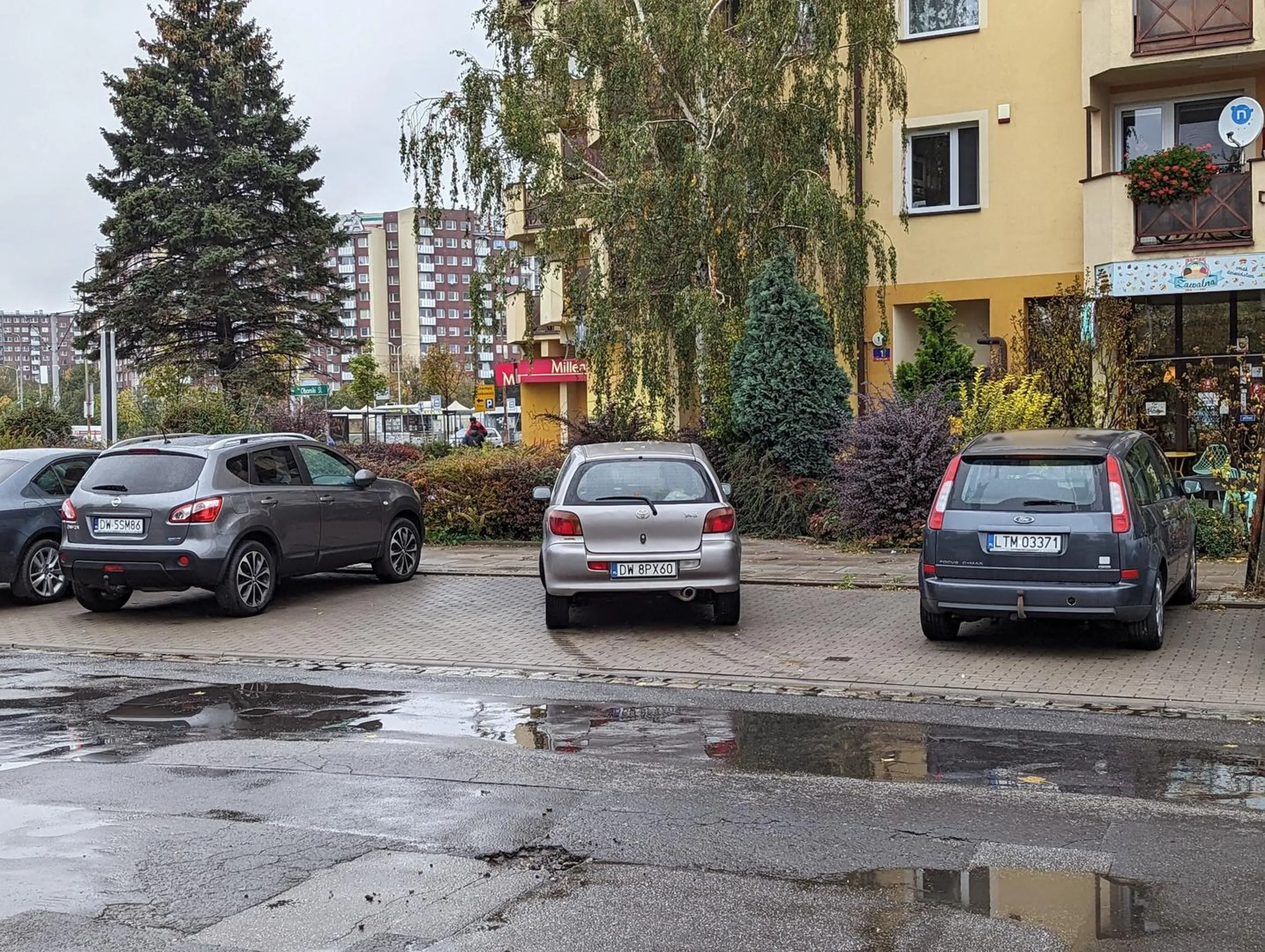 Nie pozdrawiam baby, która parkuje je*aną yariską na dwóch miejscach. Zajmujesz babo swoim "autem" więcej miejsca. Niż nie jeden bus.