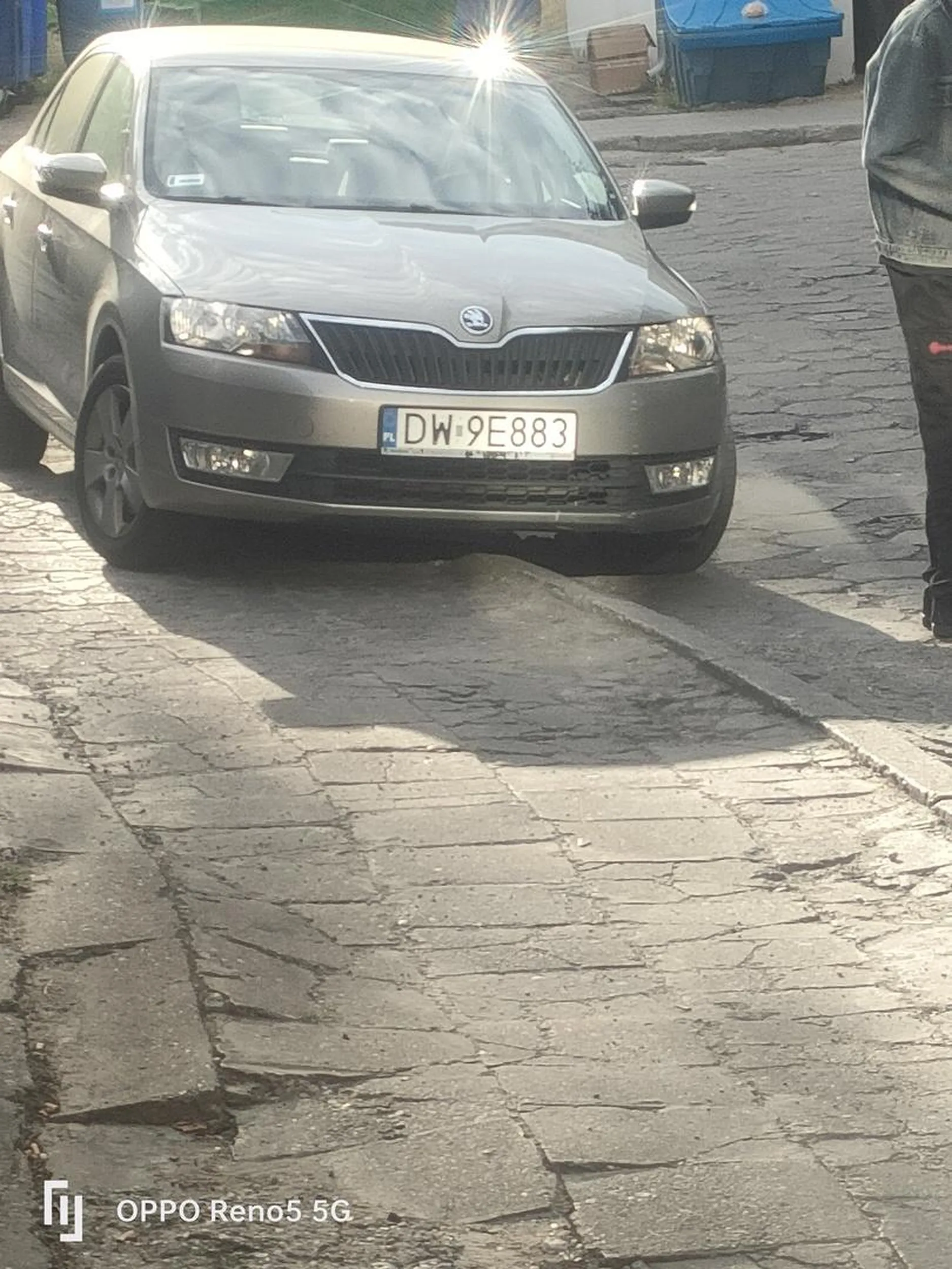 Pan spowodował stłuczkę. Spisał ze mną oświadczenie nadmienię że własnoręcznie swoją stronę wypełnił , chciał wycofać się z oświadczenia tłumacząc się w dziwny sposób ja to zrozumiałam tak jakby chciał mi powiedzieć że jestem naciągaczka. Tak no oczywiście bo ja codziennie jeżdżąc z dzieckiem do przedszkola marzę o tym aby mieć jakąś stłuczkę. Ponadto codziennie widząc pana styl jazdy na podwójnej ciągłej oraz na czerwonym świetle przy ul.gwiazdzistej i ul.wielkiej to odnoszę wrażenie że w pewnym wieku trzeba zabierać prawo jazdy lub chociażby weryfikować czy osoba nadal jest zdolna do poruszania się autem (czyt. Bycie kierowcą).