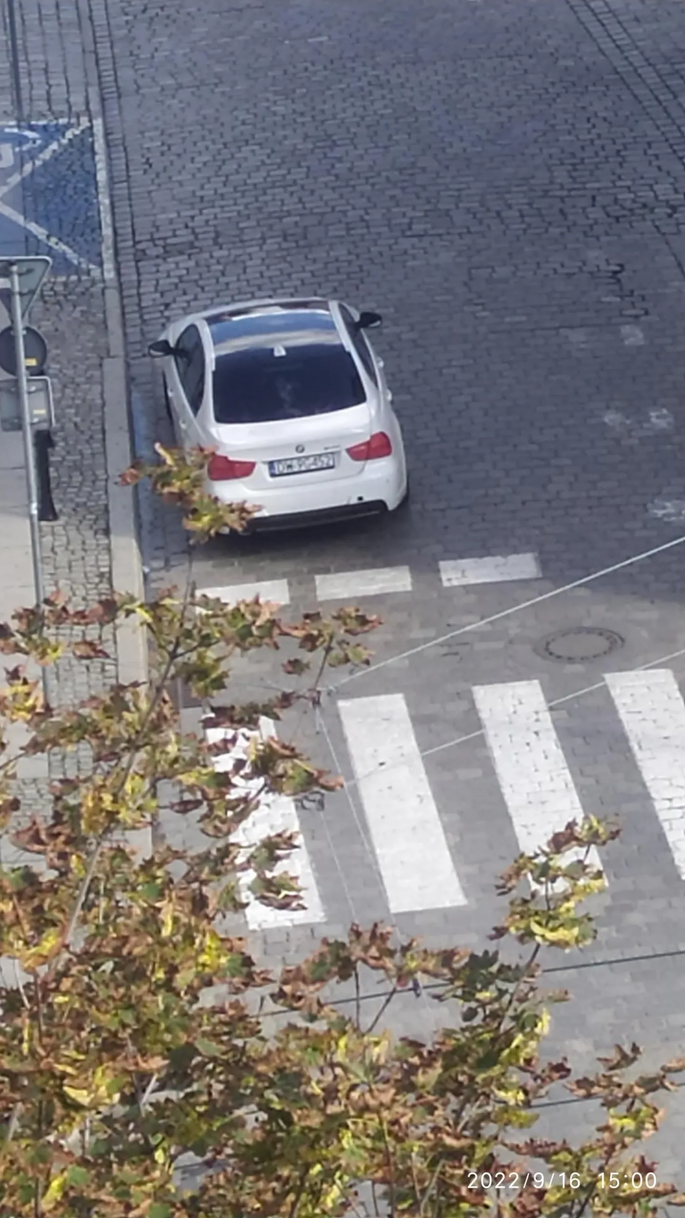 Piękne parkowanie przy pasach akurat na ulicy menniczej gdzie niedaleko jest szkoła.