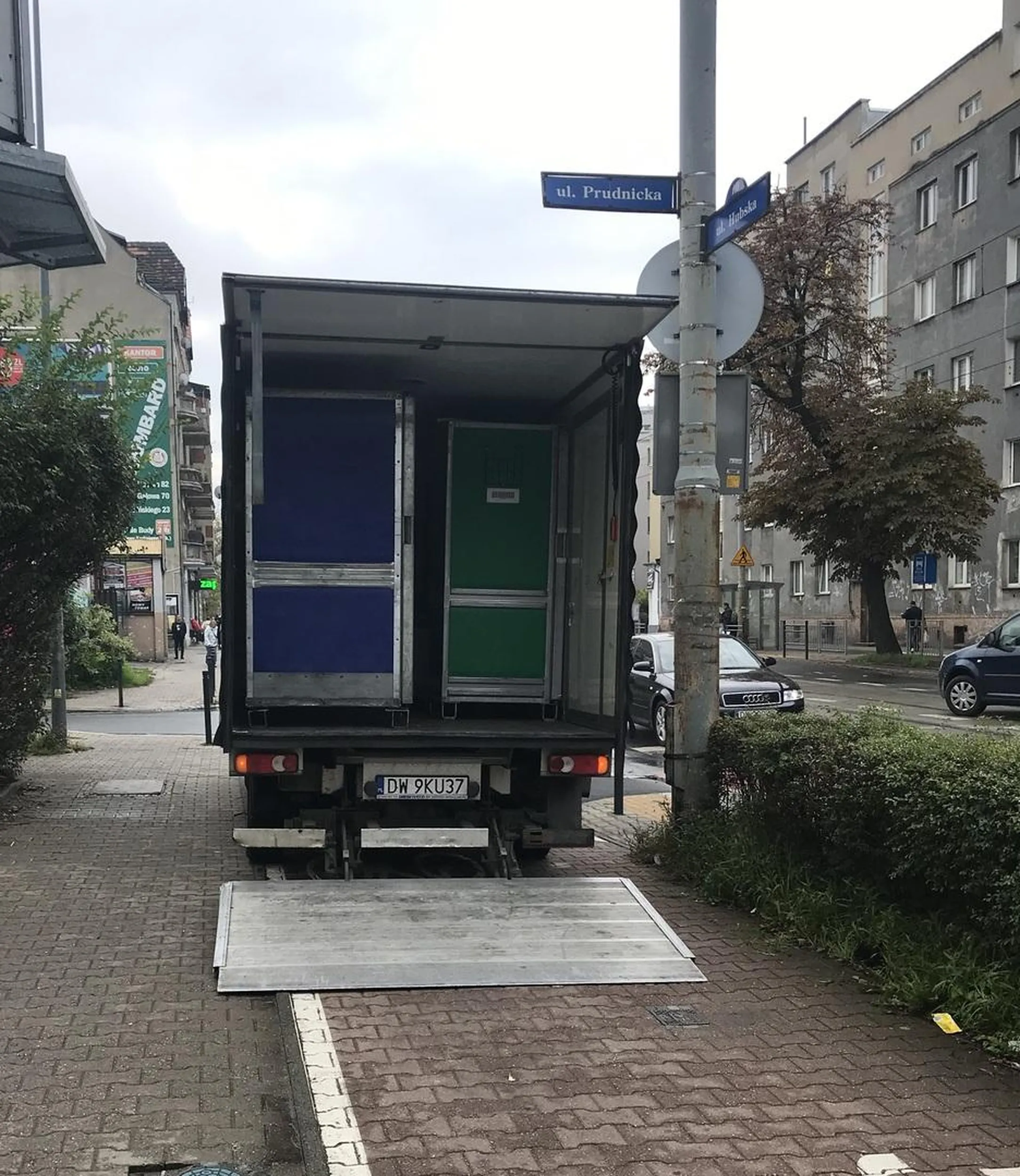 Po prawej przejście dla pieszych, które zostało CALKOWICIE zablokowane. Zablokowana droga dla rowerów. Regularne zastawienie chodnika lub ścieżki rowerowej, pomimo że kilkanaście metrów dalej jest możliwość bezproblemowego zaparkowania samochodu (dostawy do Żabki). Sprawa skierowana na Policję (8 punktów karnych i 1500 zł).