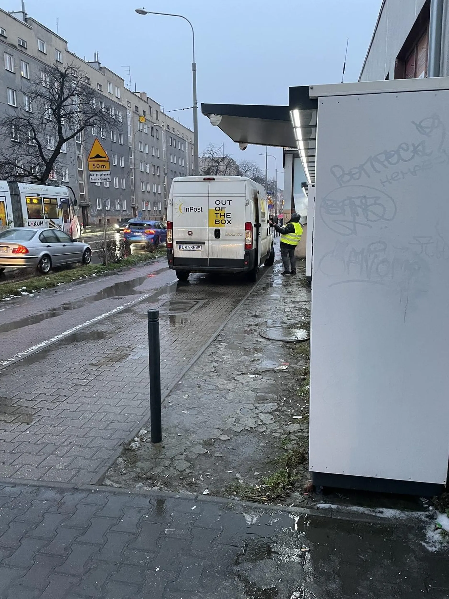 InPost - REGULARNE parkowanie na chodniku, blokowanie przejścia pieszym oraz ścieżki rowerowej. Sprawa zgłoszona na: stopagresjidrogowej@wr.policja.gov.pl. Będzie 1500 zł mandatu i kilka punktów karnych.