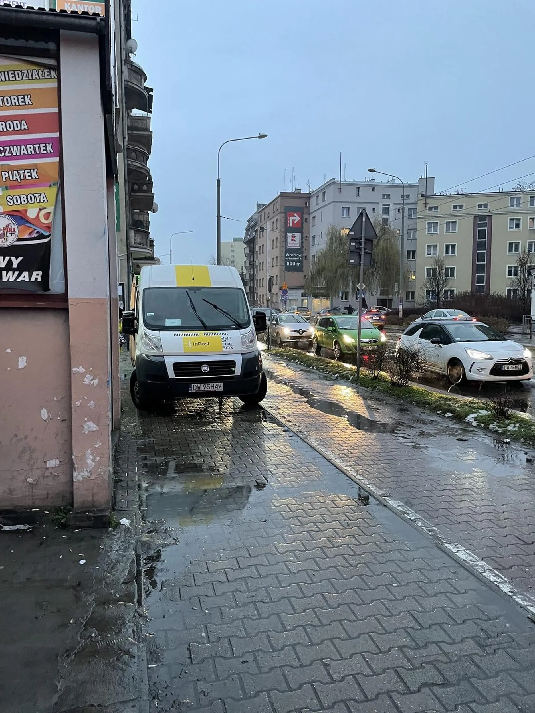 InPost - REGULARNE parkowanie na chodniku, blokowanie przejścia pieszym oraz ścieżki rowerowej. Sprawa zgłoszona na: stopagresjidrogowej@wr.policja.gov.pl. Będzie 1500 zł mandatu i kilka punktów karnych.