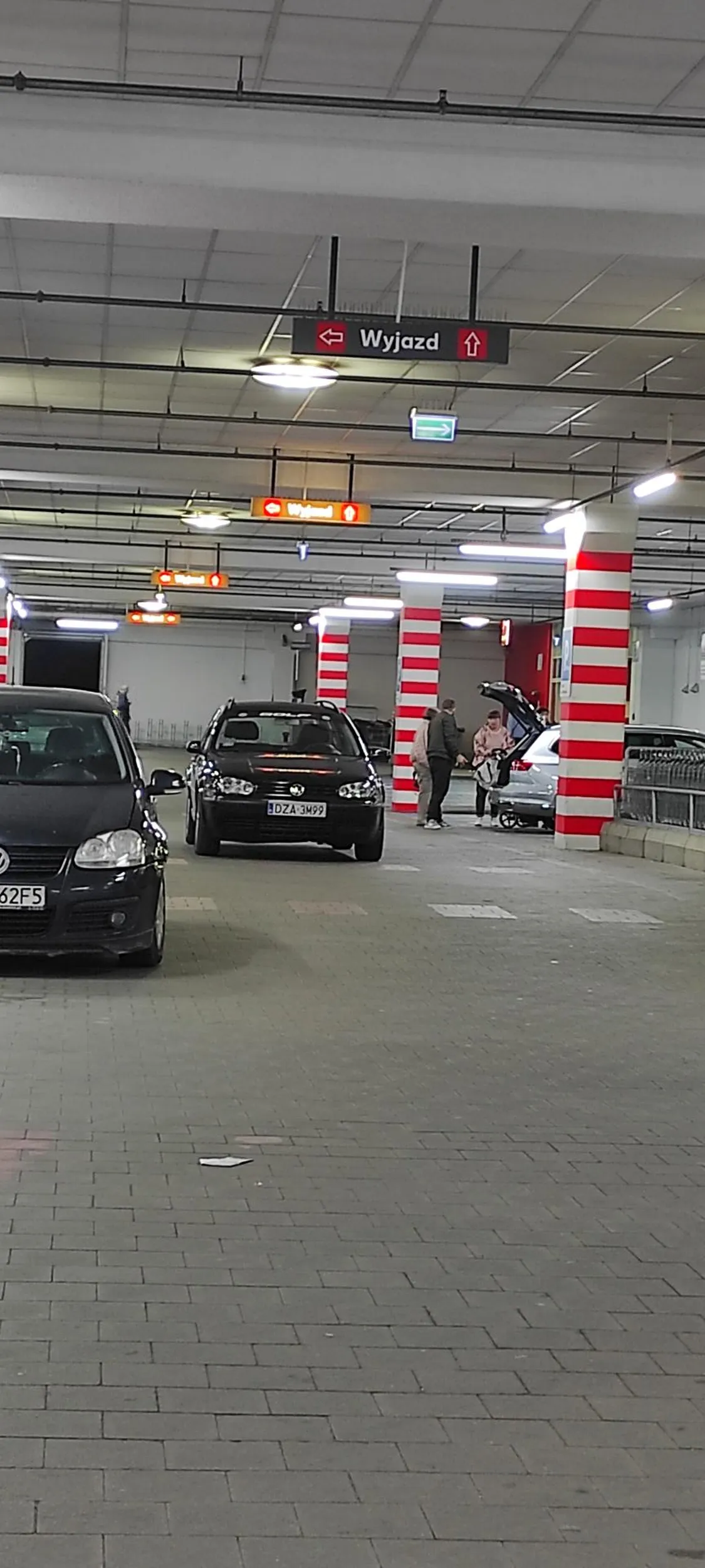 To że jesteś na terenie parkingu nie oznacza że możesz gdziekolwiek porzucić swojego gruza.