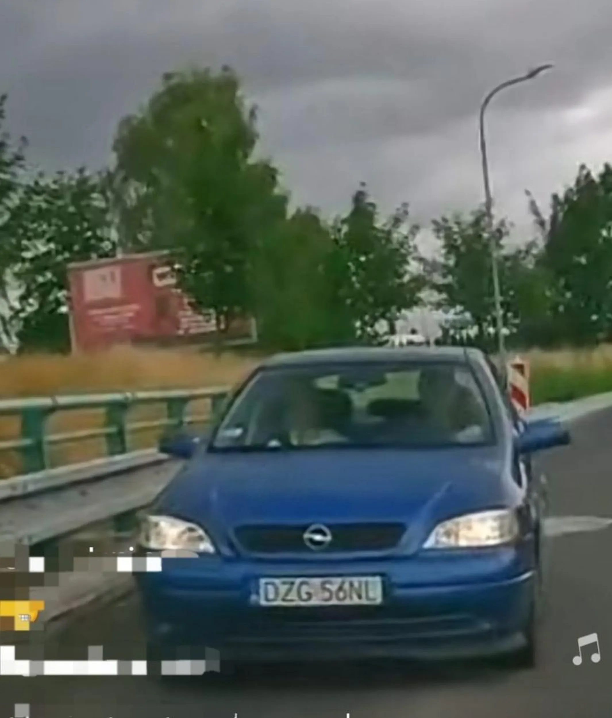 polecam nauczyć się znaków.. a nie potem rozkładać rączki jak się wymusi pierwszeństwo.