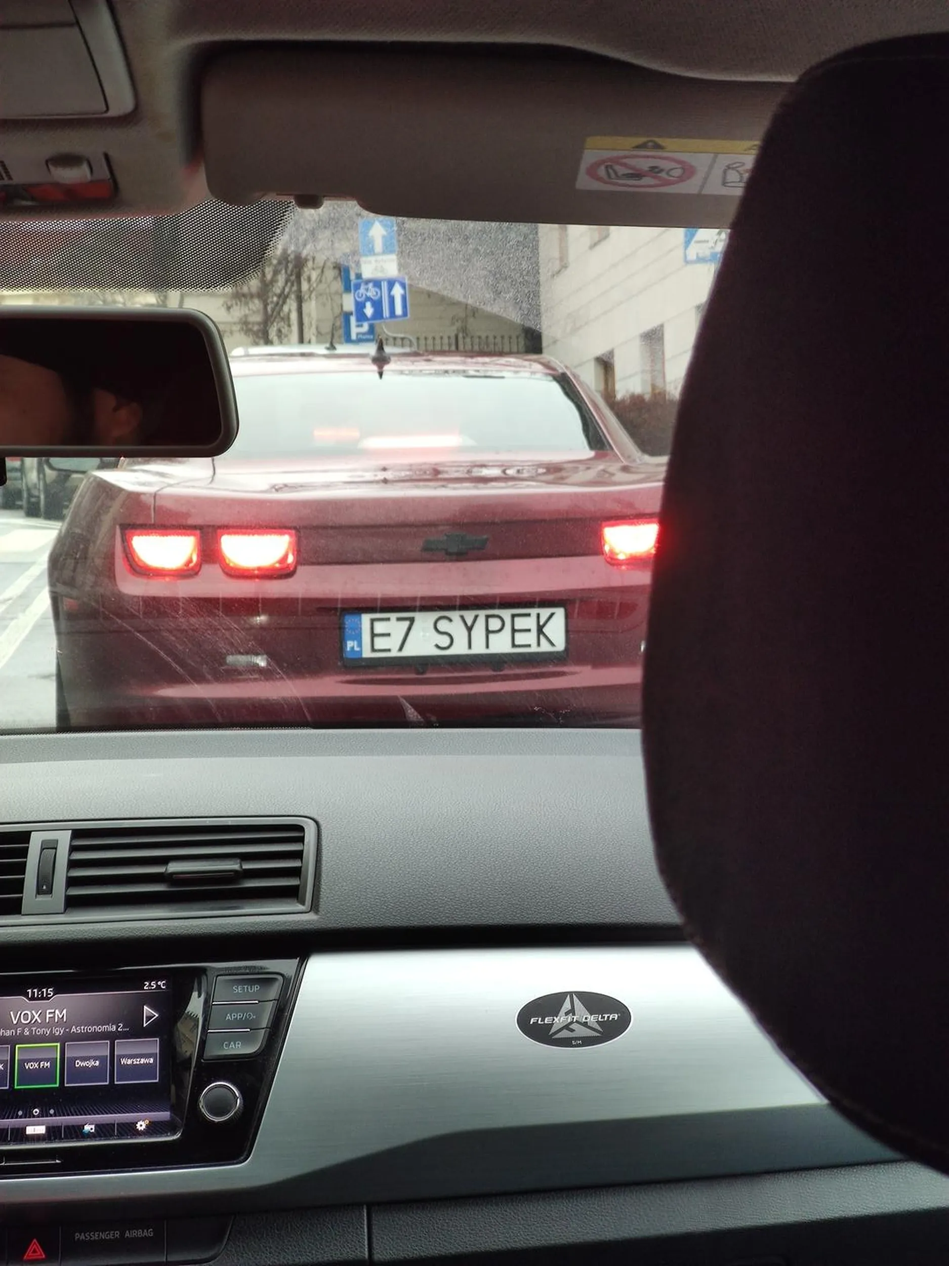 Wymusza pierwszeństwo, jeździ bez świateł, przygłup.