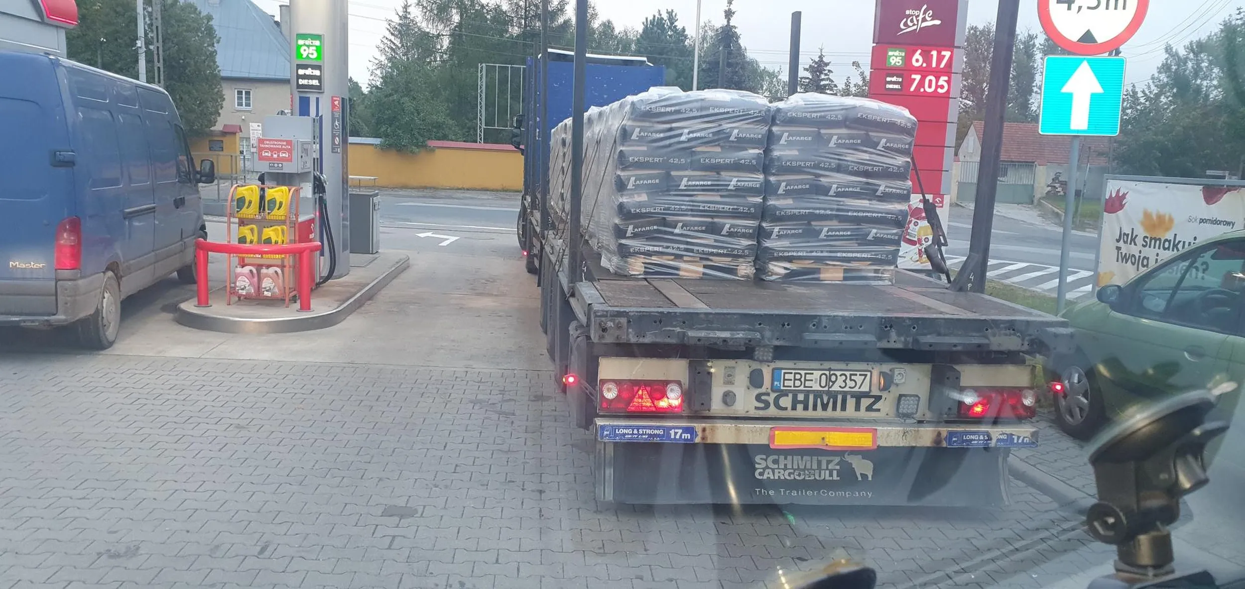 Głabie jak nie umiesz parkowac tak duzym zestawem to sie przesiądz na busa a nie robisz ze stacji bar  a parking miales 10 metrow dalej