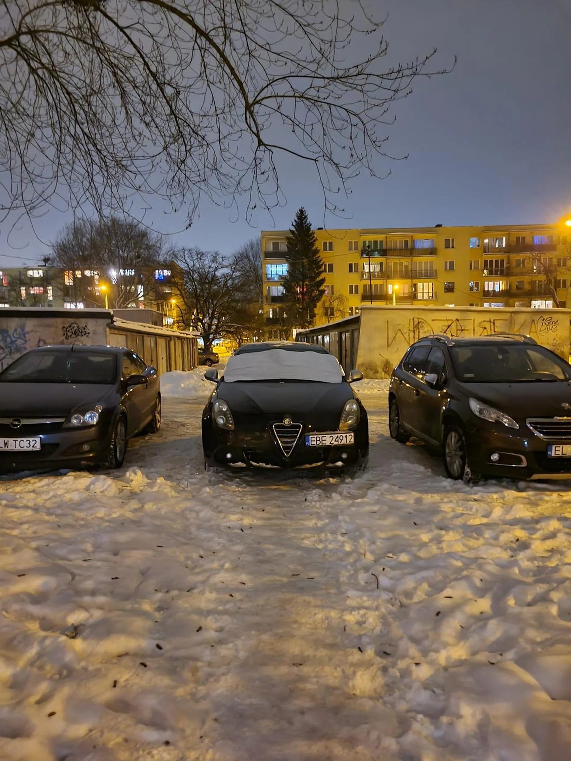 Ja rozumiem, że leży śnieg ale widać stojącą ławkę i śmietnik więc na logikę wychodzi iż jest tu przejście na parking a nie miejsce na twojego grata