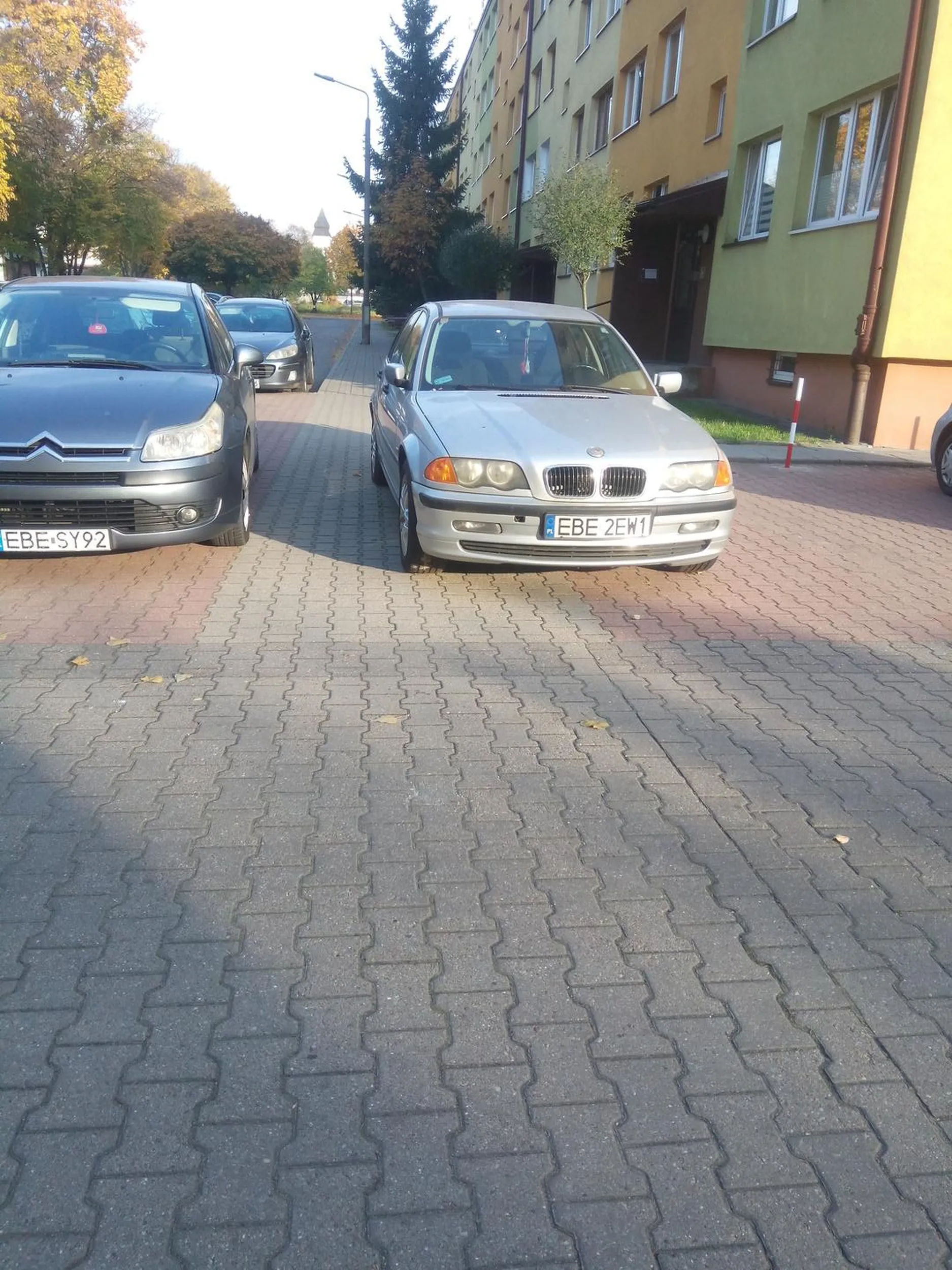 Staje na połowę chodnika