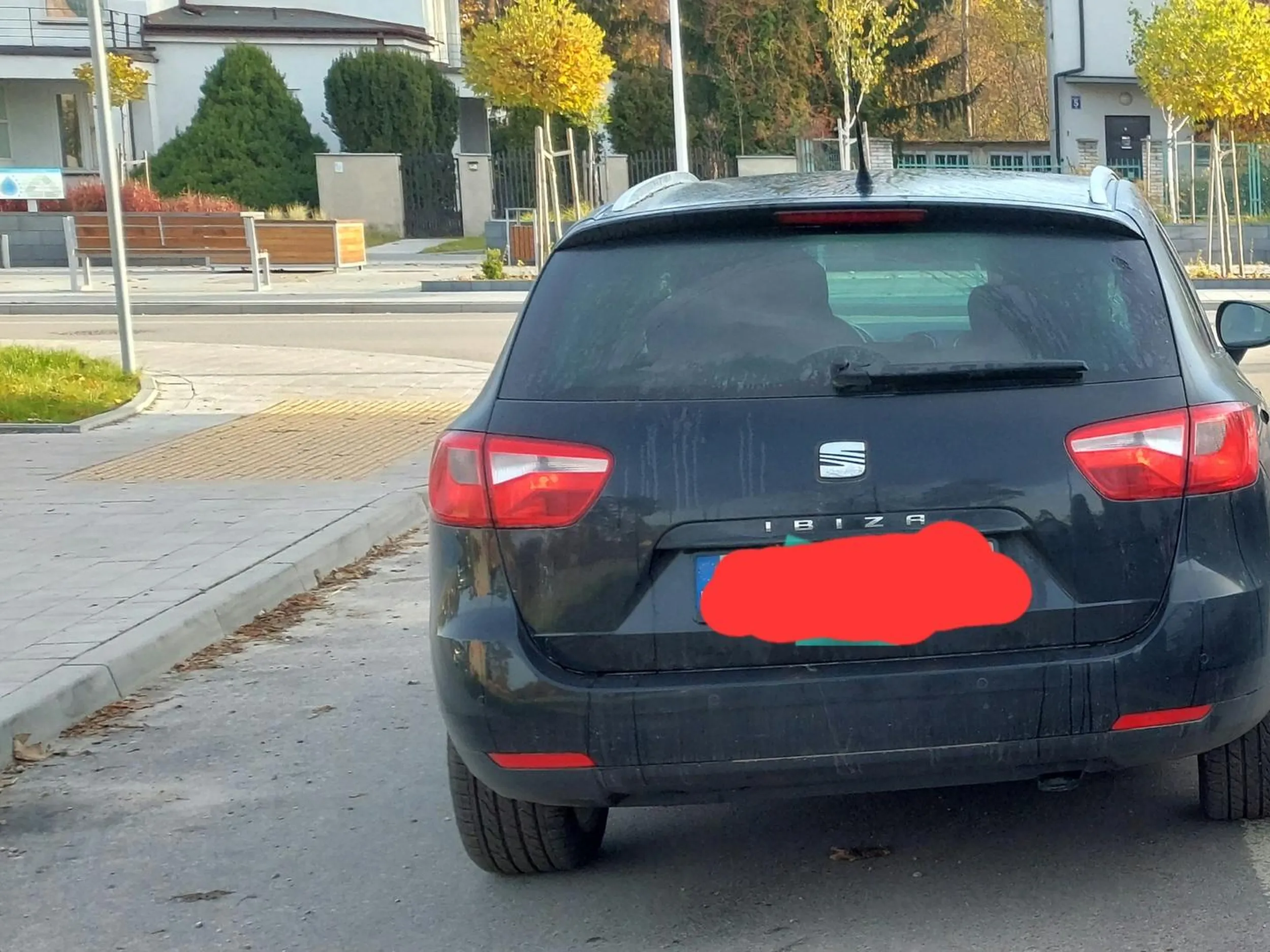 Samochód zostawiony przed pasami, przed skrzyżowaniem na światłach awaryjnych. Stoi bez kierowcy w Kolumnie Łasku przy ryneczku. Baran poszedł na zakupy kartofli