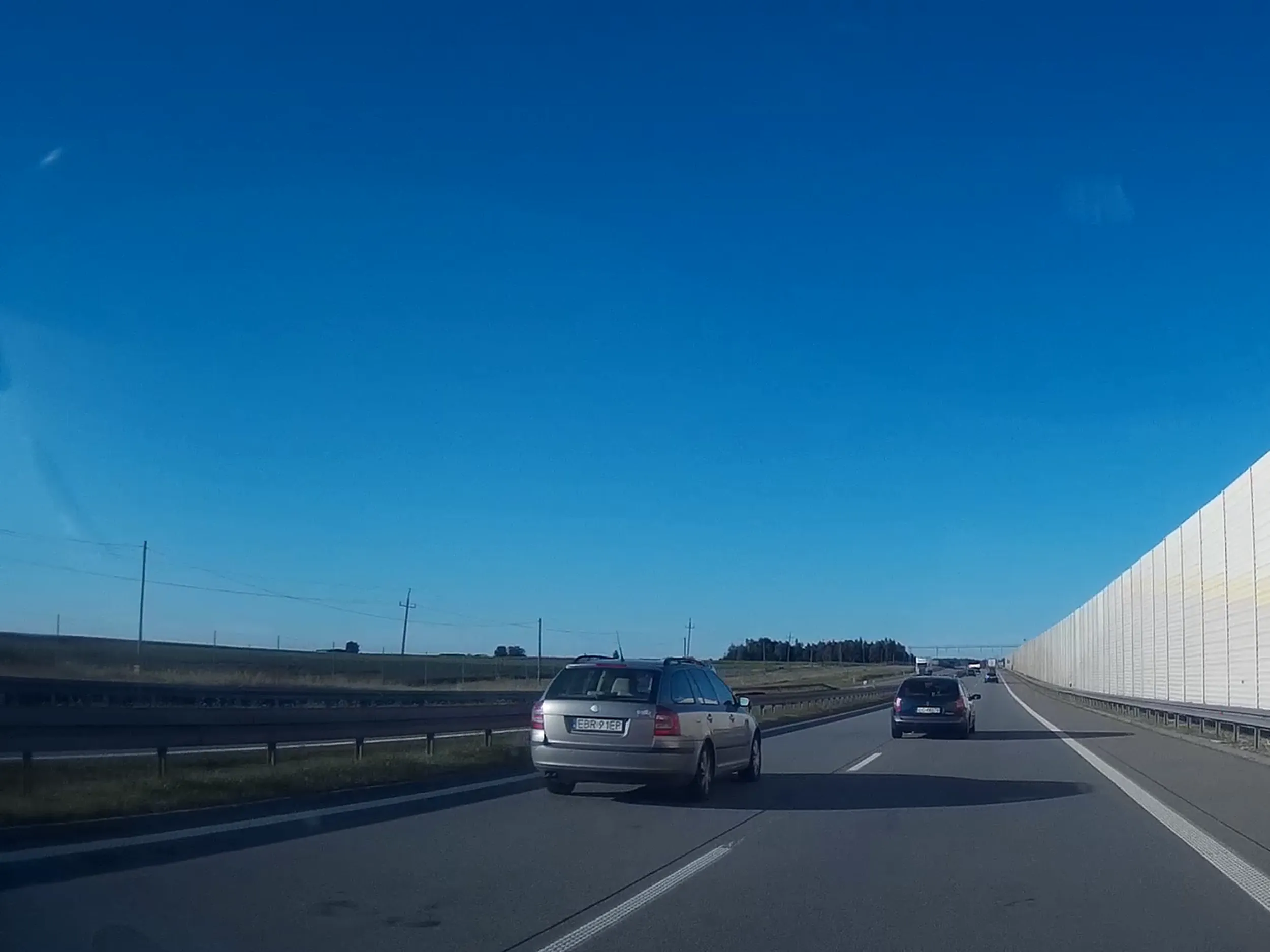 Kolejny pojeb na autostradzie. Glon siedział na zderzaku lagunie i poganiał ją długimi. Kiedy ta patologia się skończy...