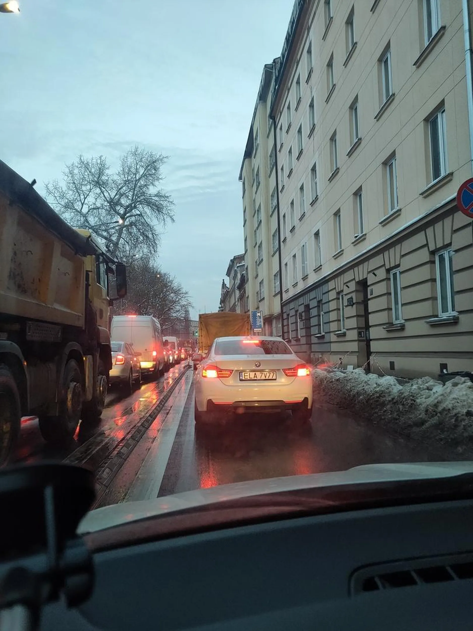 Kierowca jeździ bezprawnie buspasem