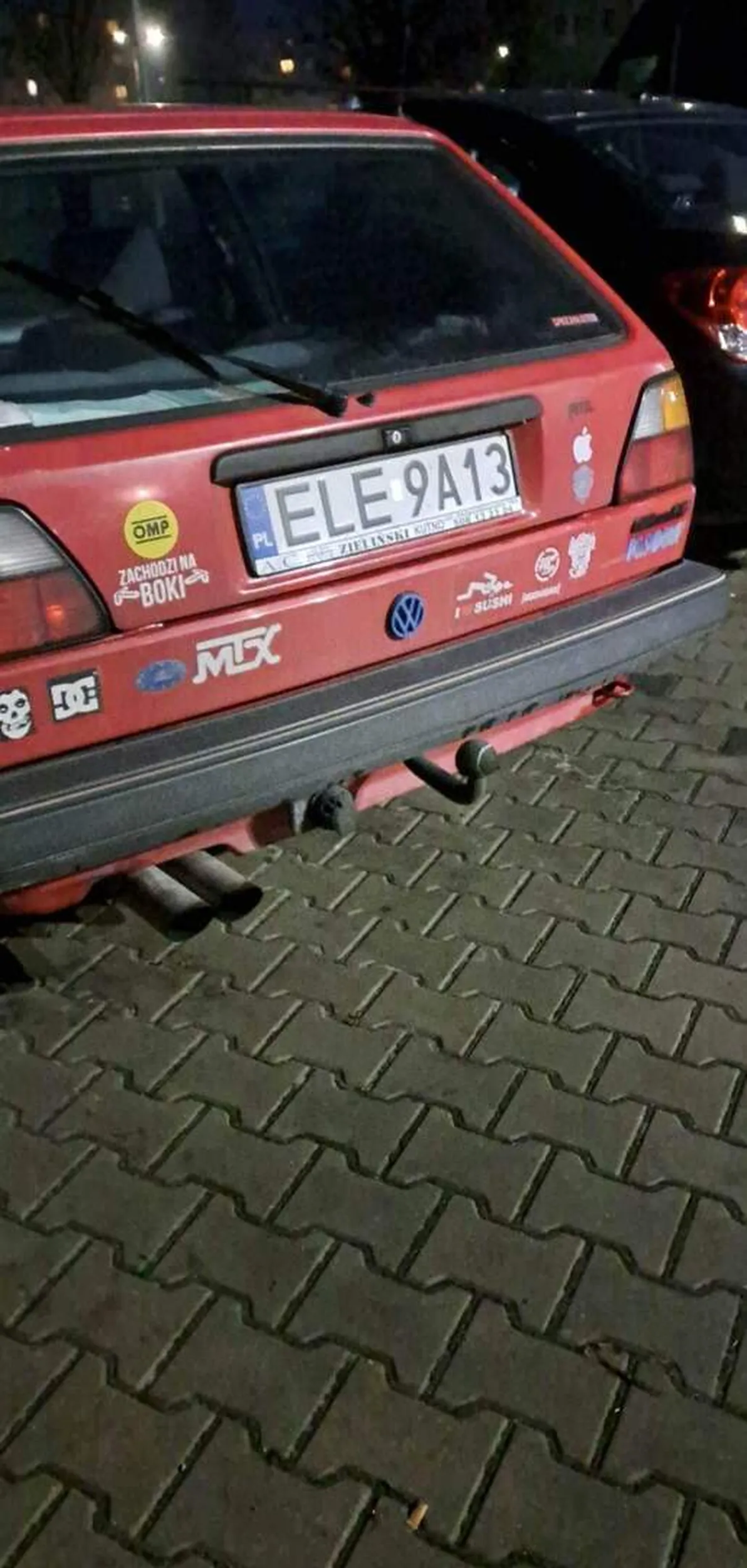 Ale zachodzi na boki. Kozak wlepy