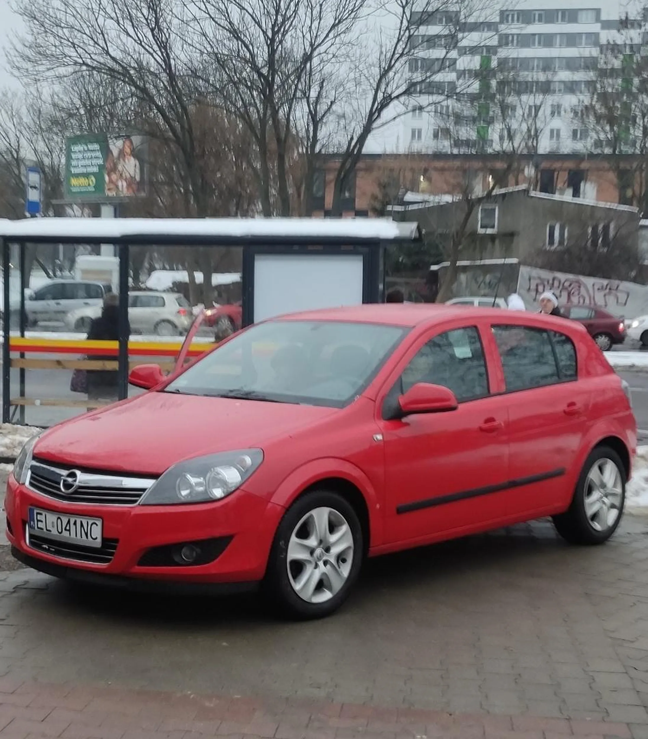 Przejeżdża ludzi w strefie pieszych. Sprawa z nagraniem z kamery z banku NBP poszła na policję. Bardzo nerwowy starszy Pan.