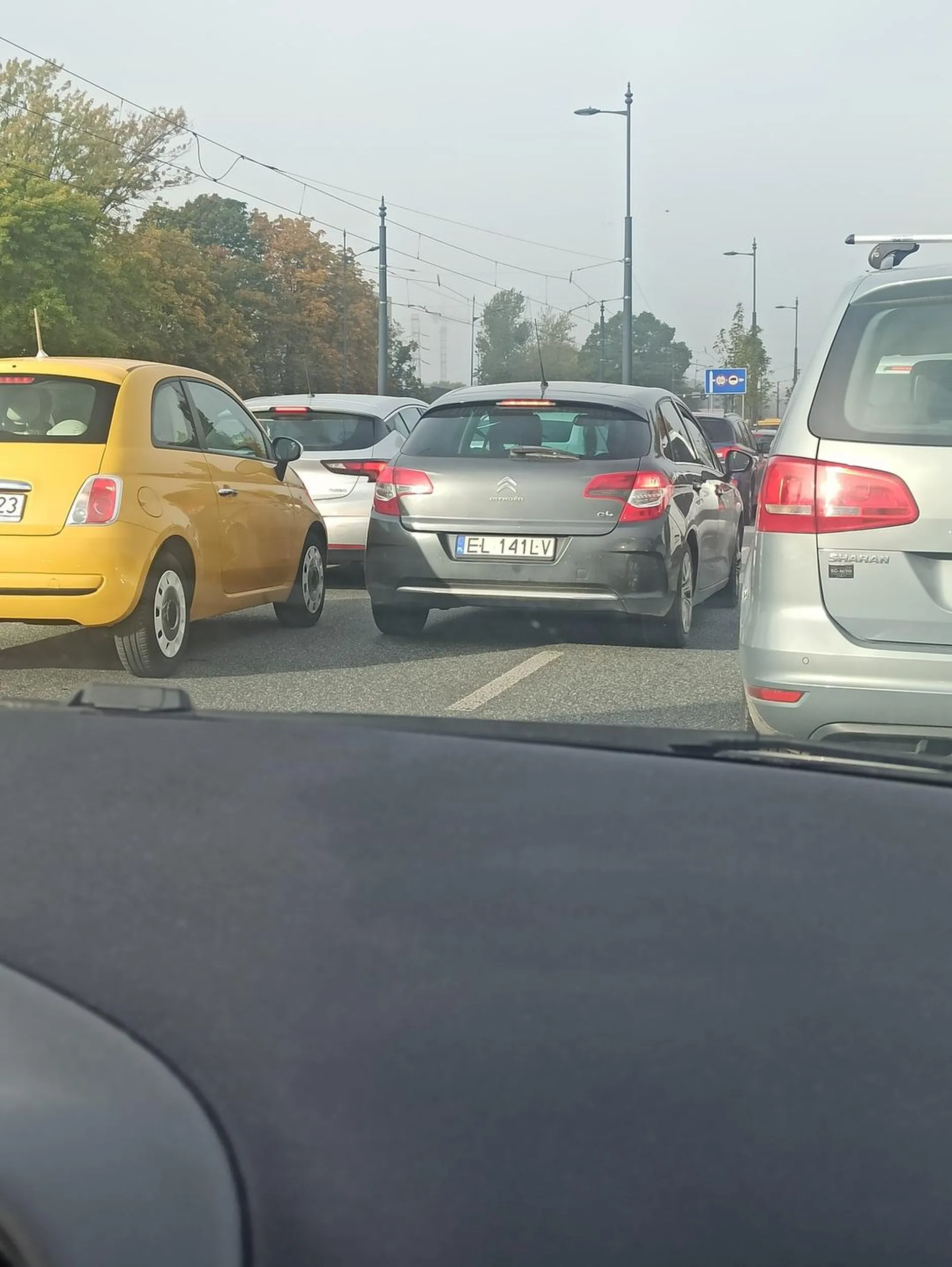 Stwarza zagrożenie. Jedzie pomiędzy dwoma pasami, bo bardzo mu się spieszy. Nie reaguje, że ludzie na niego trąbią. Zapierdala bo może.