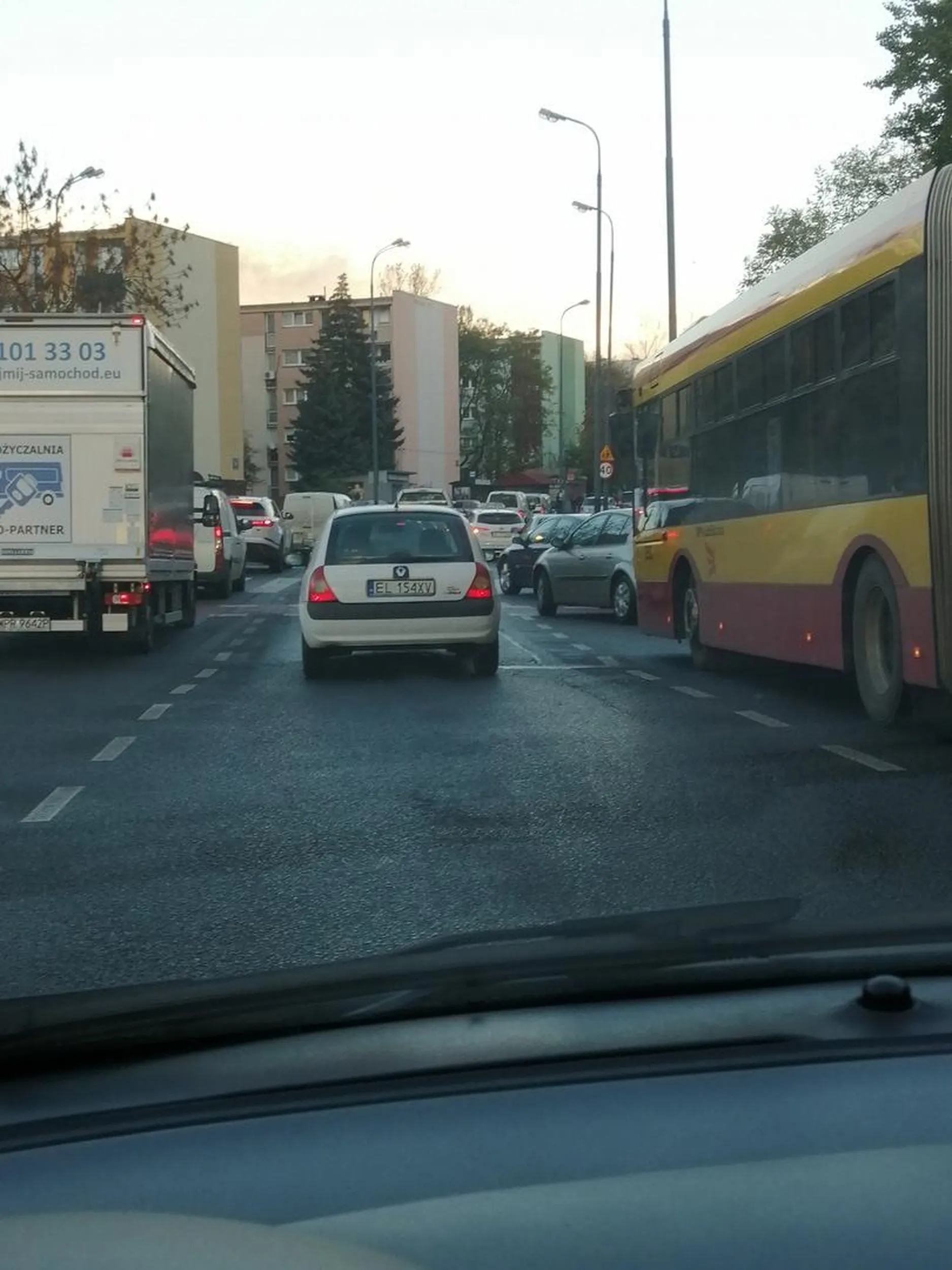 Niezrównoważony psychicznie gość wysiada na skrzyżowaniu i grozi wykrzykuje.....