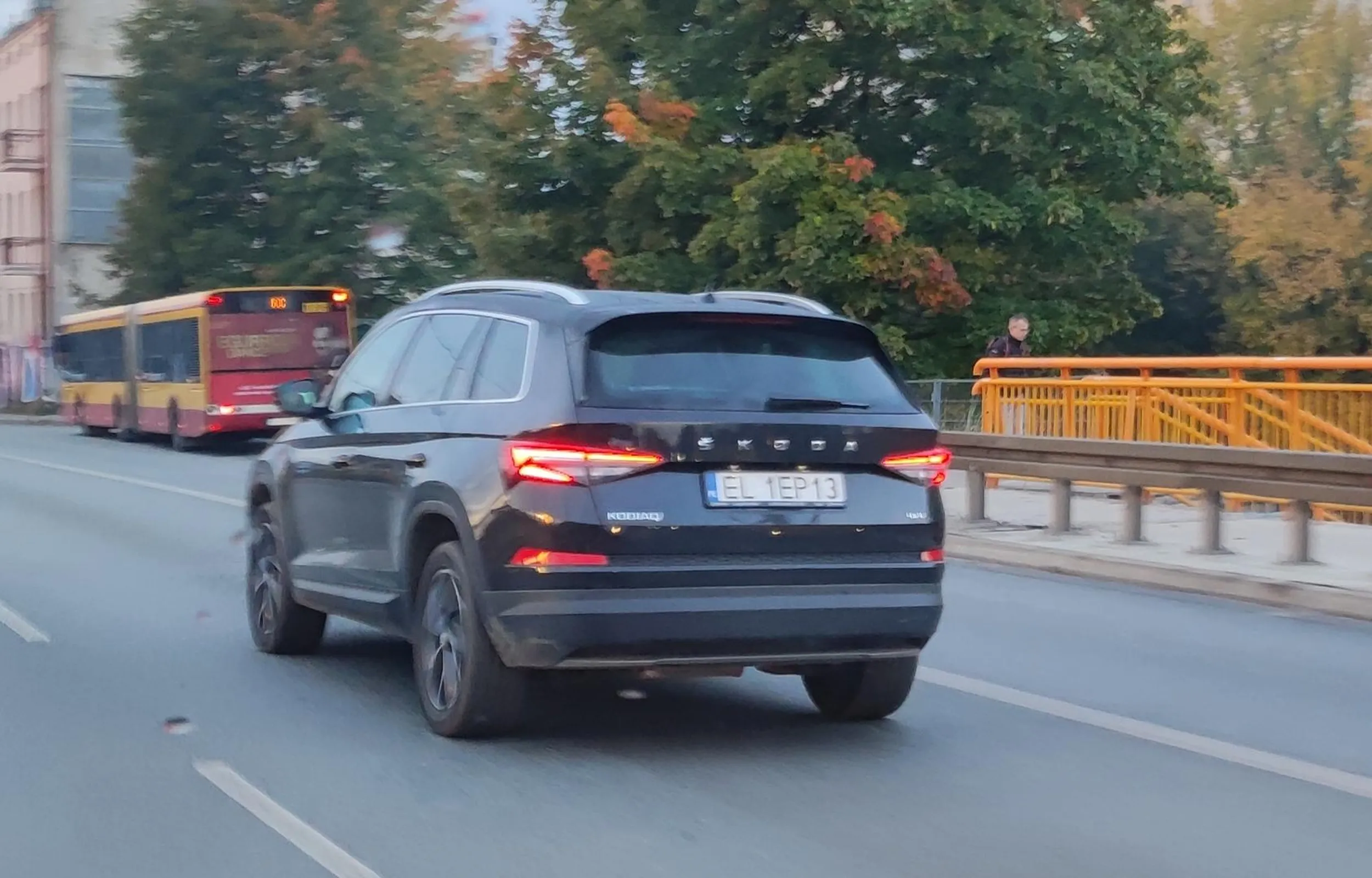 Wymuszenie pierwszeństwa, prawie doprowadził do kolizji, przejechał przez linie ciaglą i separatory, bo on nie będzie stać w korku ... Wielkie jaśnie panisko...