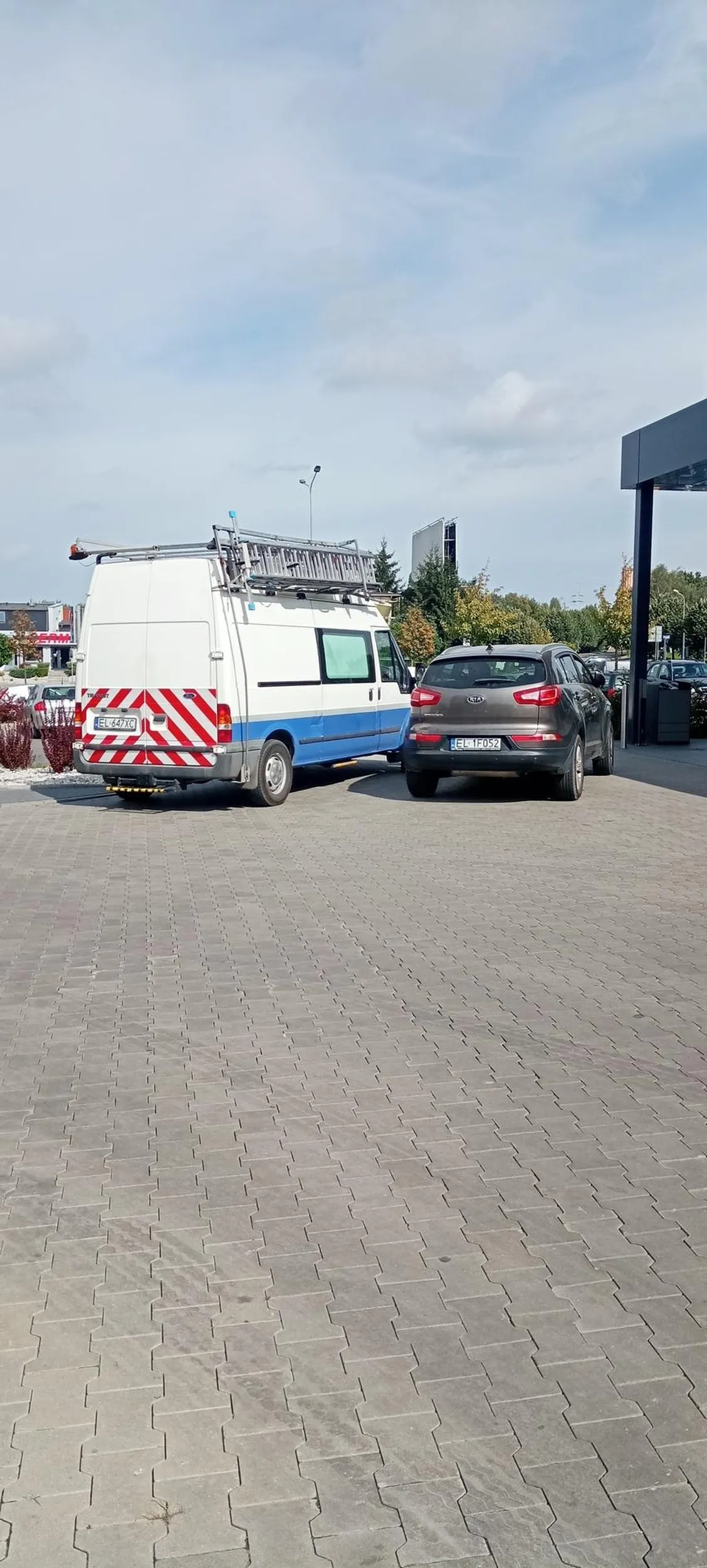 Kiedy pod kasą w Lidlu już zajęte, a staremu nie chce się chodzić. Gratuluje, bo tego dnia parking był prawie pusty. Widać szlachta na emeryturze może więcej.