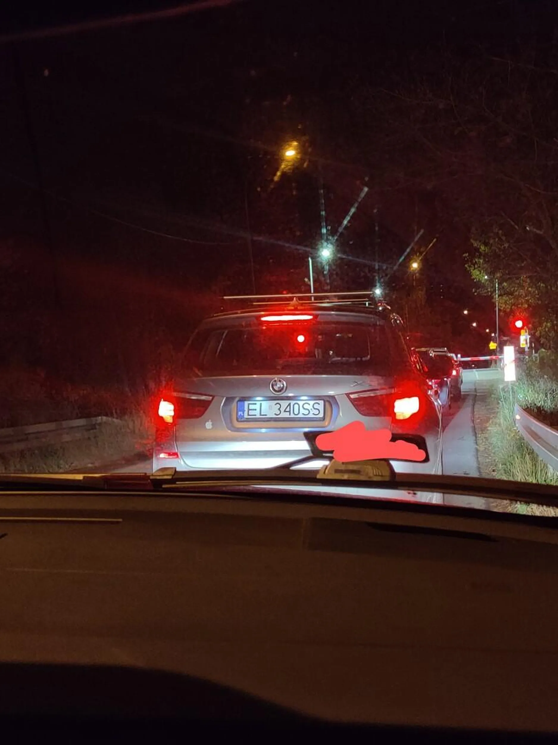Osoba jeżdżąca tym BMW stwarza zagrożenie na drodze przejeżdżając na czerwonym i wymuszając pierwszeństwo na tych co mają zielone O mało nie spowodował wypadku...