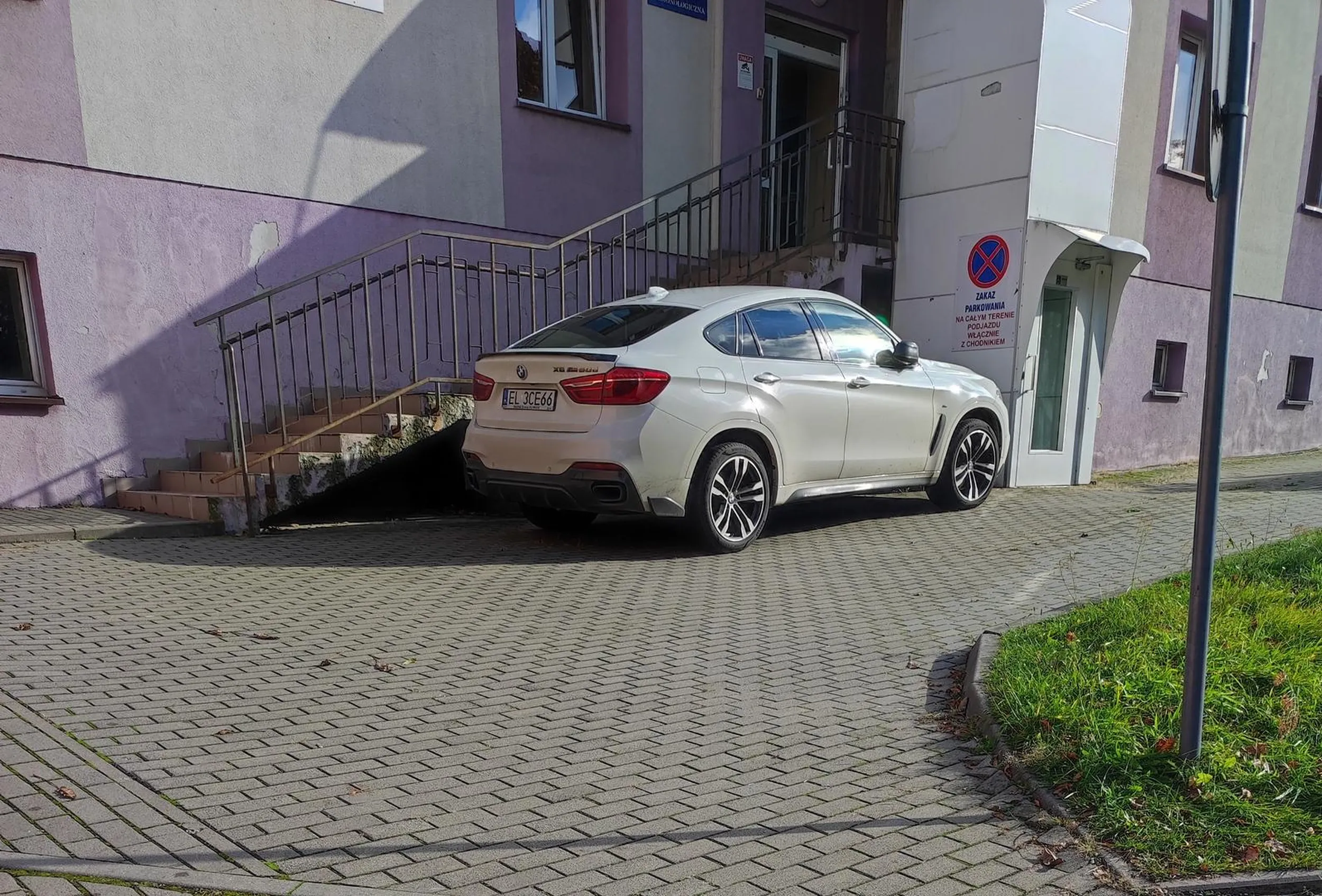 Bogaty lekarz parkuje na zakazie by mieć bliżej do przychodni. Poddębice, ul. Mickiewicza.