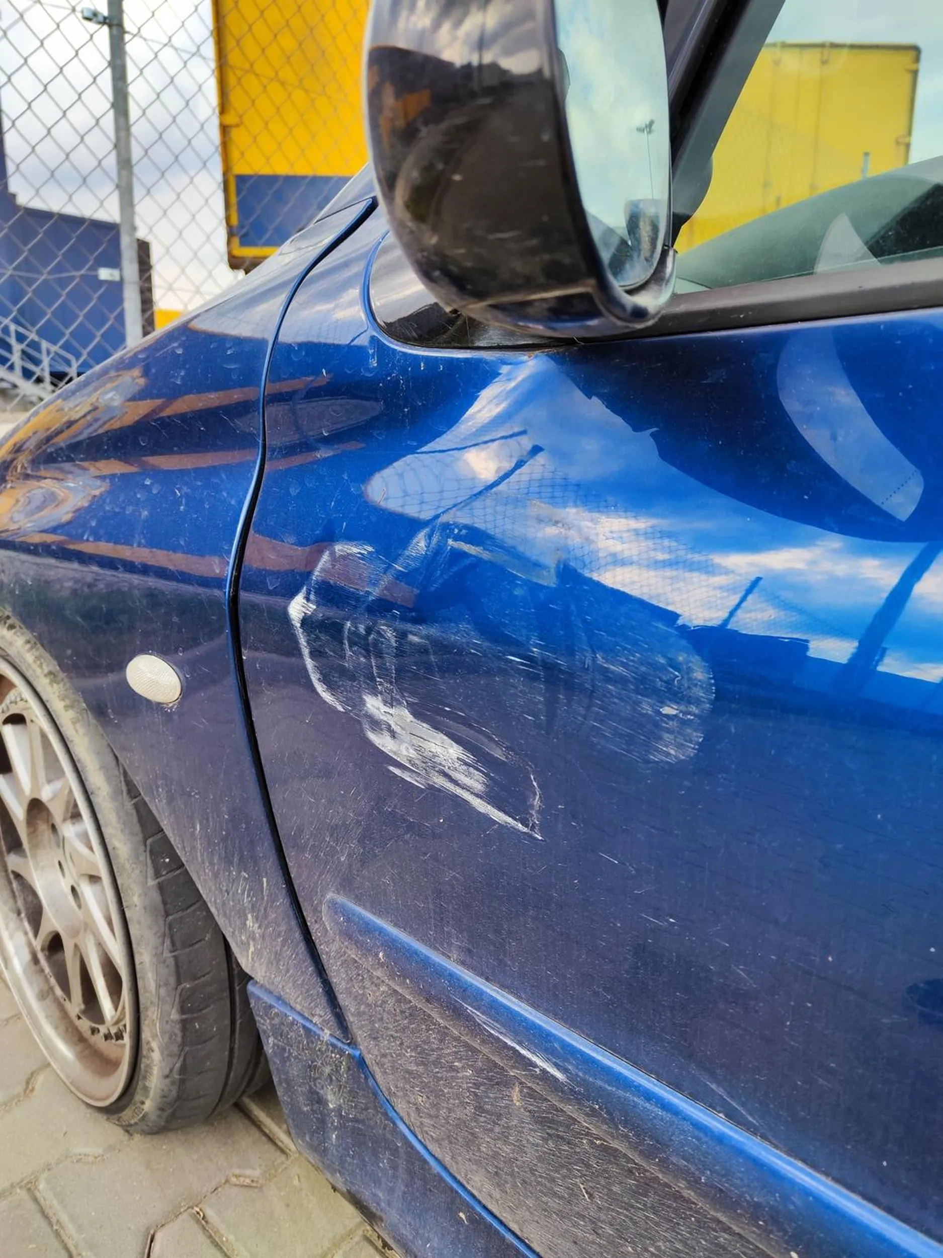 Na Panią prowadzącą należy uważać, wjechała mi w auto po czym uciekła z miejsca zdarzenia, nie zostawiając po sobie nic oprócz sporego uszkodzenia drzwi :)