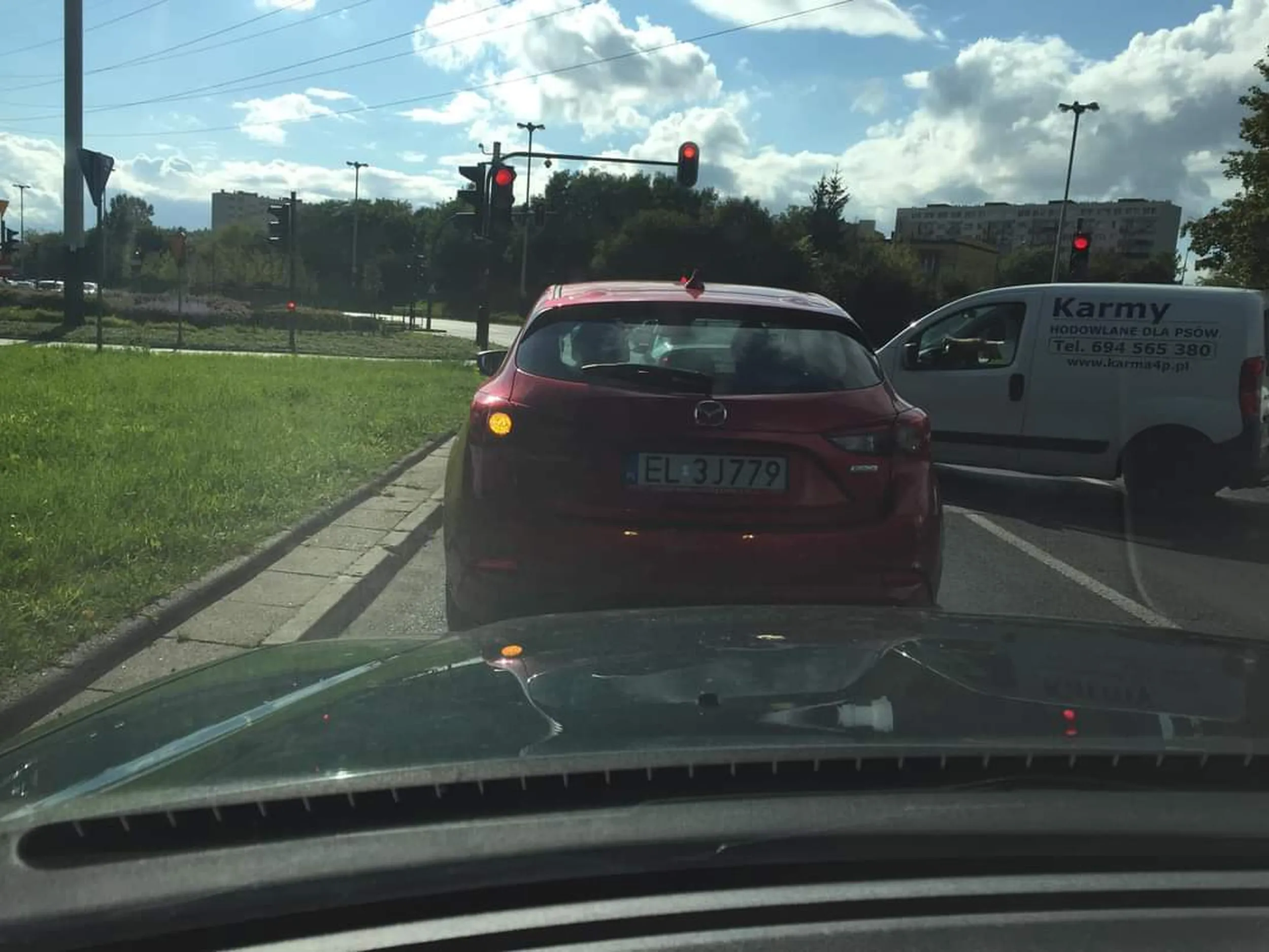 Agresywny kierowca który napadł na innego kierowcę uszkadzając mu szybę.