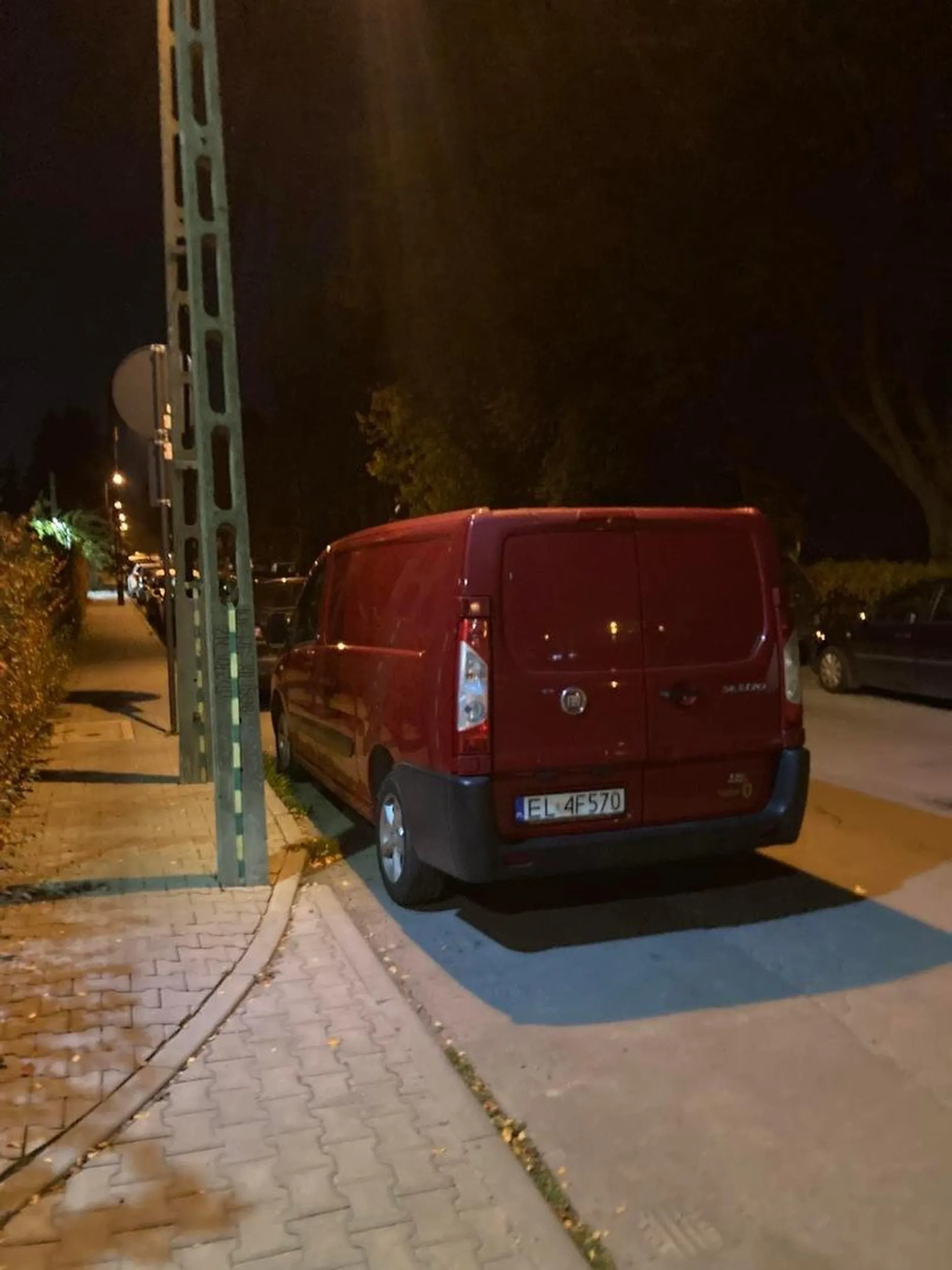 Kogoś ewidentnie zapomnieli nauczyć jak się parkuje. Parkuje sobie na drodze przy samym wyjeździe z parkingu, dzięki czemu dopiero po wyjeździe na połowę ulicy możesz zobaczyć, czy ktoś po niej nie jedzie. Takim to chyba tylko opony przecinać.