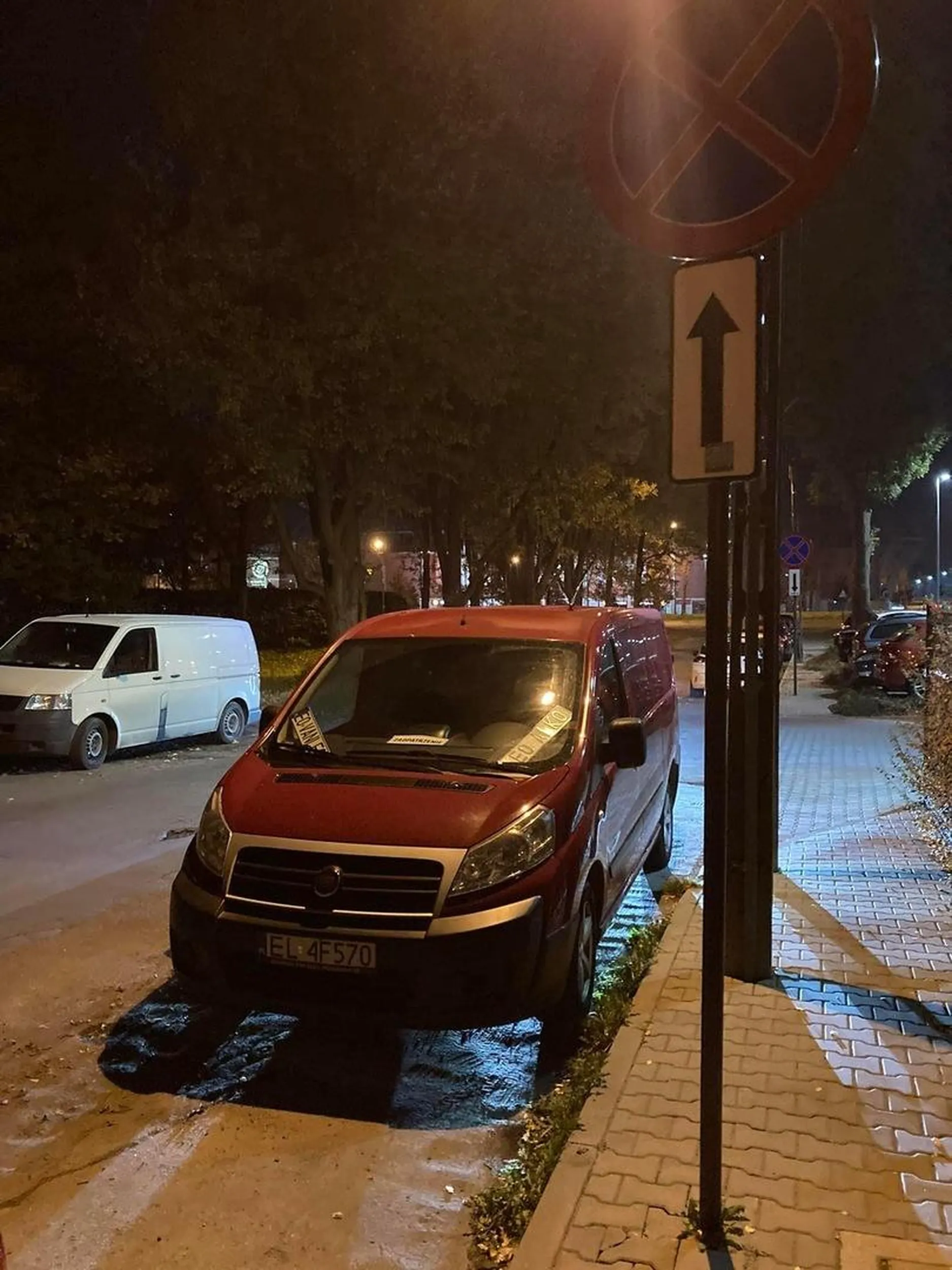 Kogoś ewidentnie zapomnieli nauczyć jak się parkuje. Parkuje sobie na drodze przy samym wyjeździe z parkingu, dzięki czemu dopiero po wyjeździe na połowę ulicy możesz zobaczyć, czy ktoś po niej nie jedzie. Takim to chyba tylko opony przecinać.