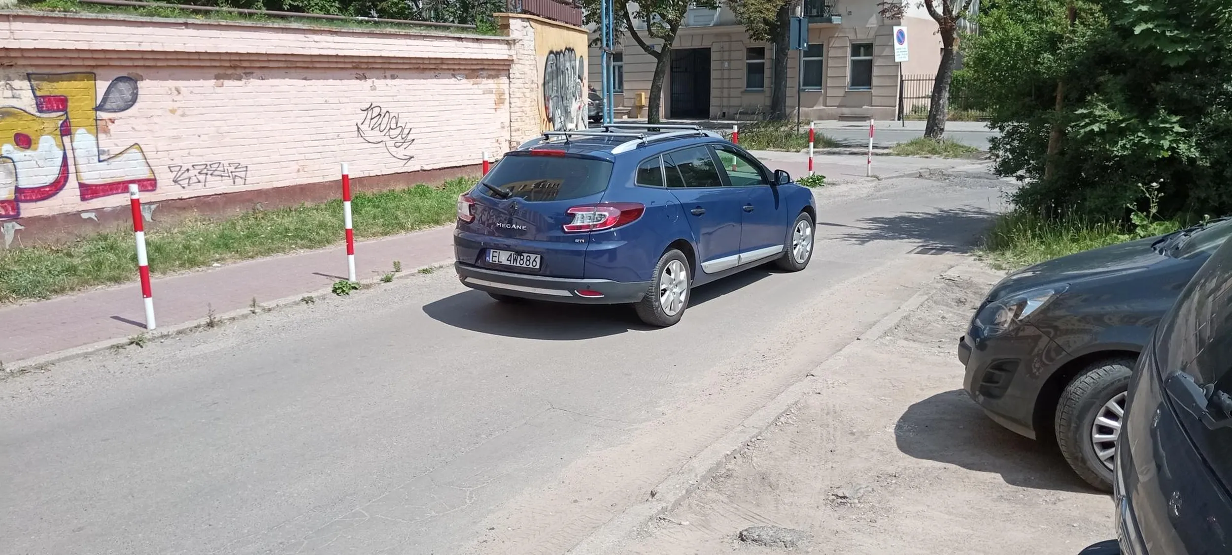 Jakim uposiem trzeba być, żeby stanąć w drodze, blokując przejazd i przejście dla pieszych, "bo przecież tylko na chwilę". Ta chwila to 10 minut, bo żonka była w Biedronce na zakupach. Najważniejsze, że ktoś opierdolił Ukraińców, którzy stanęli obok, nie?