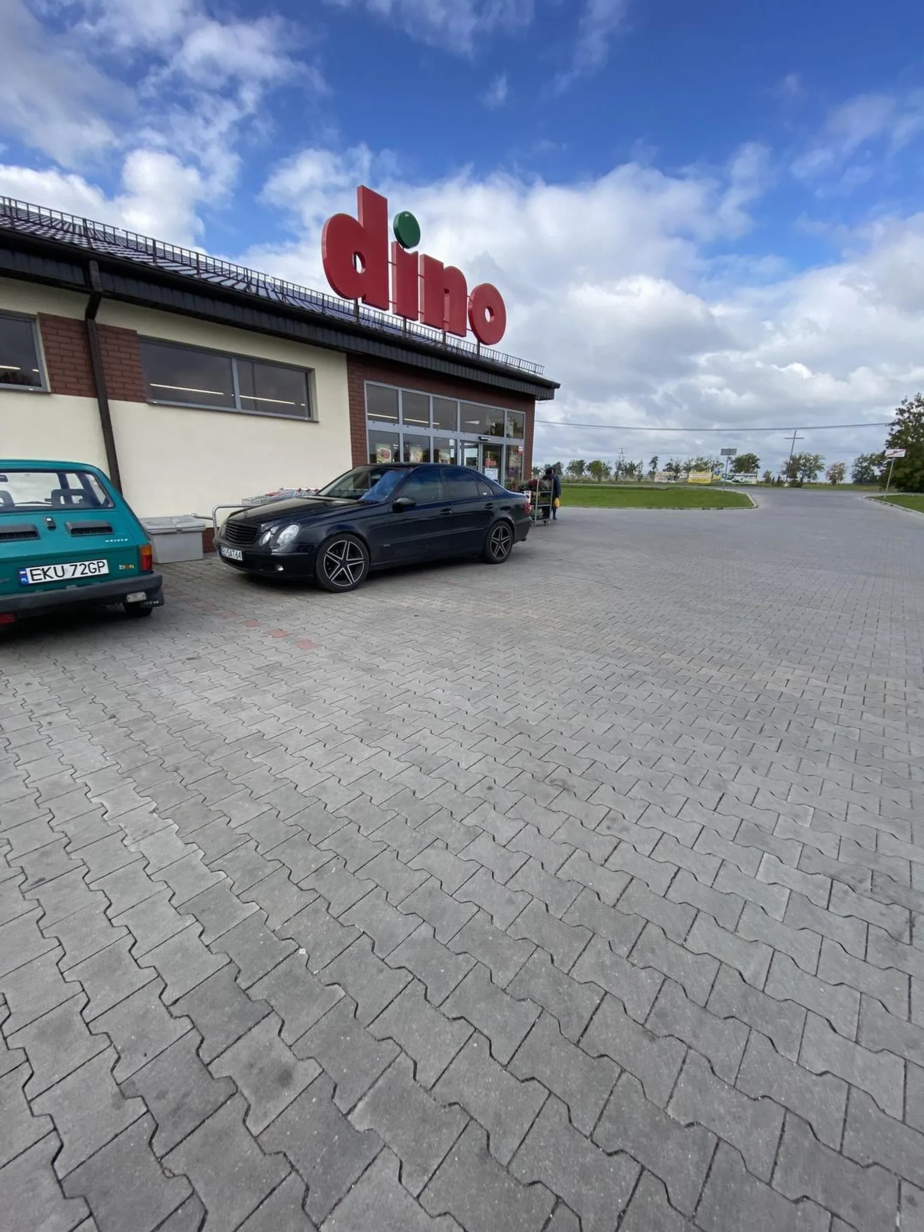 Myk, dwa miejsca zabrane, bo po co normalnie parkować