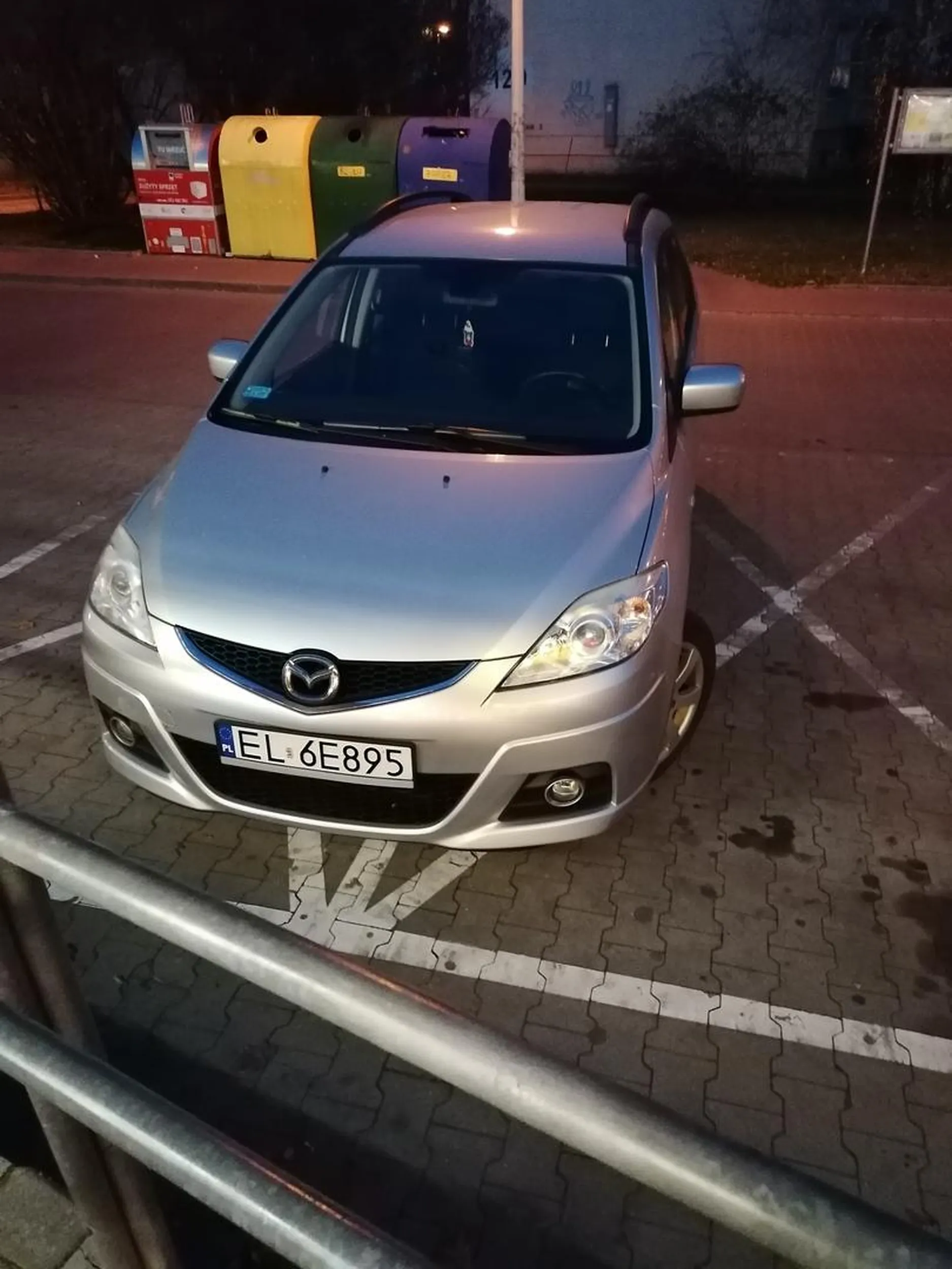 Pięknie zaparkowane autko, centralnie na środku DWÓCH miejsc DLA INWALIDÓW! Za szyba brak jakiejkolwiek informacji, czy kierowca jest osobą niepełnosprawną.