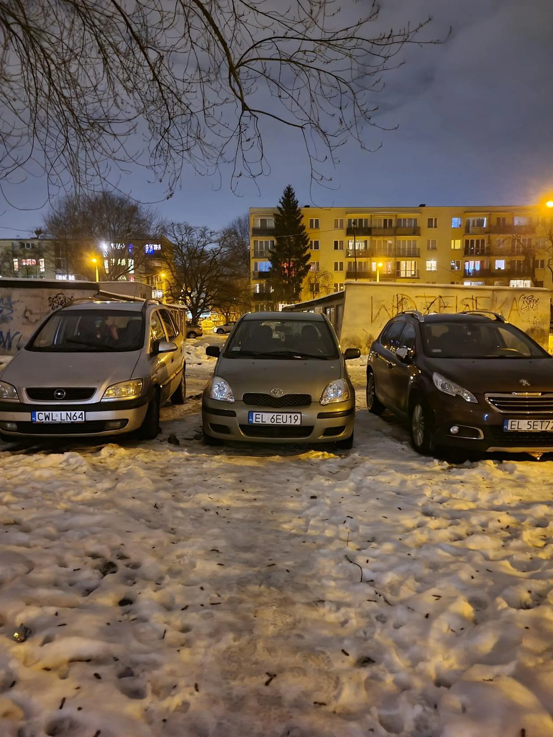 Ja rozumiem, że leży śnieg ale widać stojącą ławkę i śmietnik więc na logikę wychodzi iż jest tu przejście na parking a nie miejsce na twojego grata