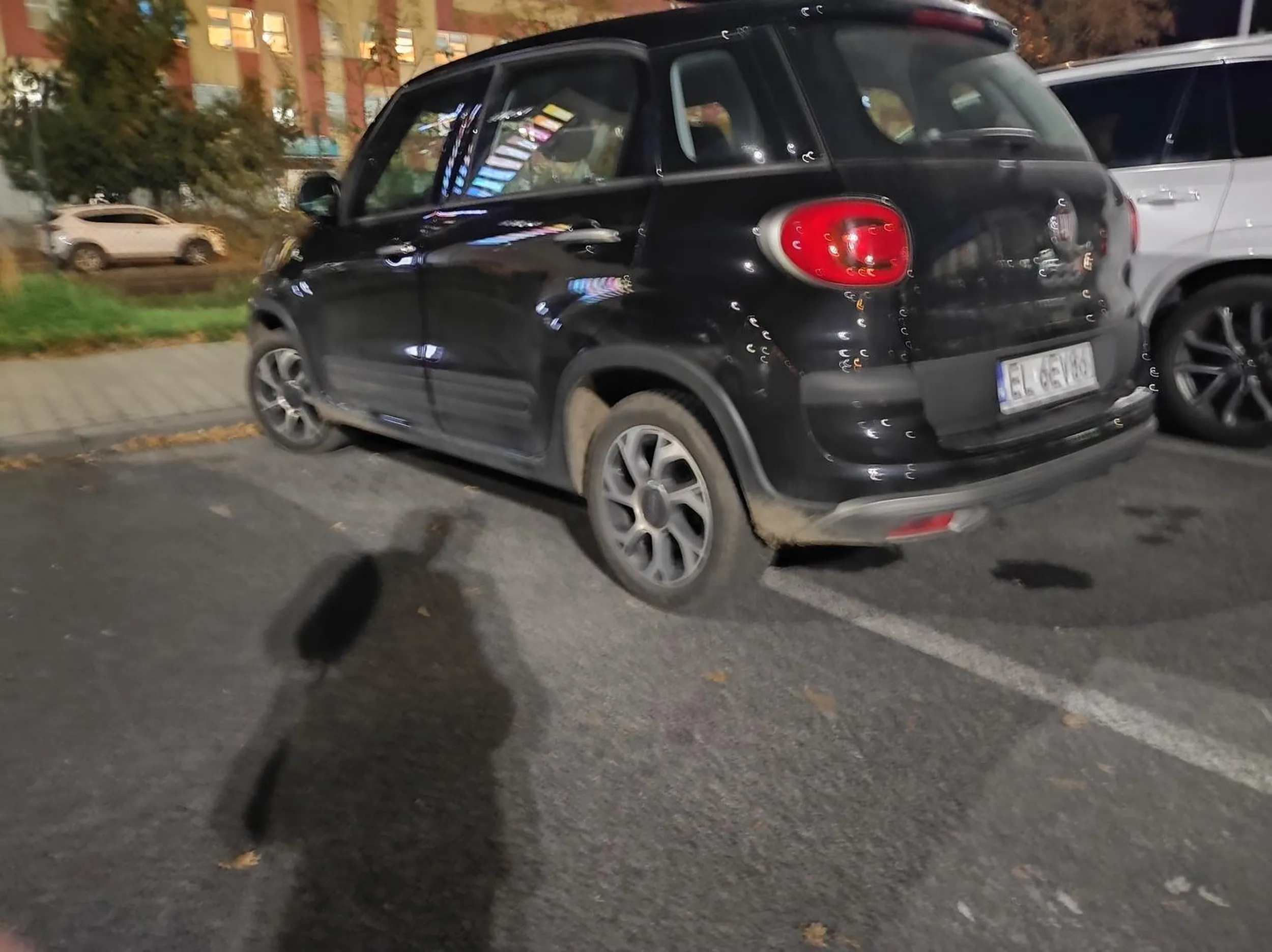 Kierowca tego Fiata 500 ma widoczne problemu z parkowaniem przy Carrefour na Teofilowie w Łodzi. Volvo które stoi obok stoi poprawnie a jest dużo większe.