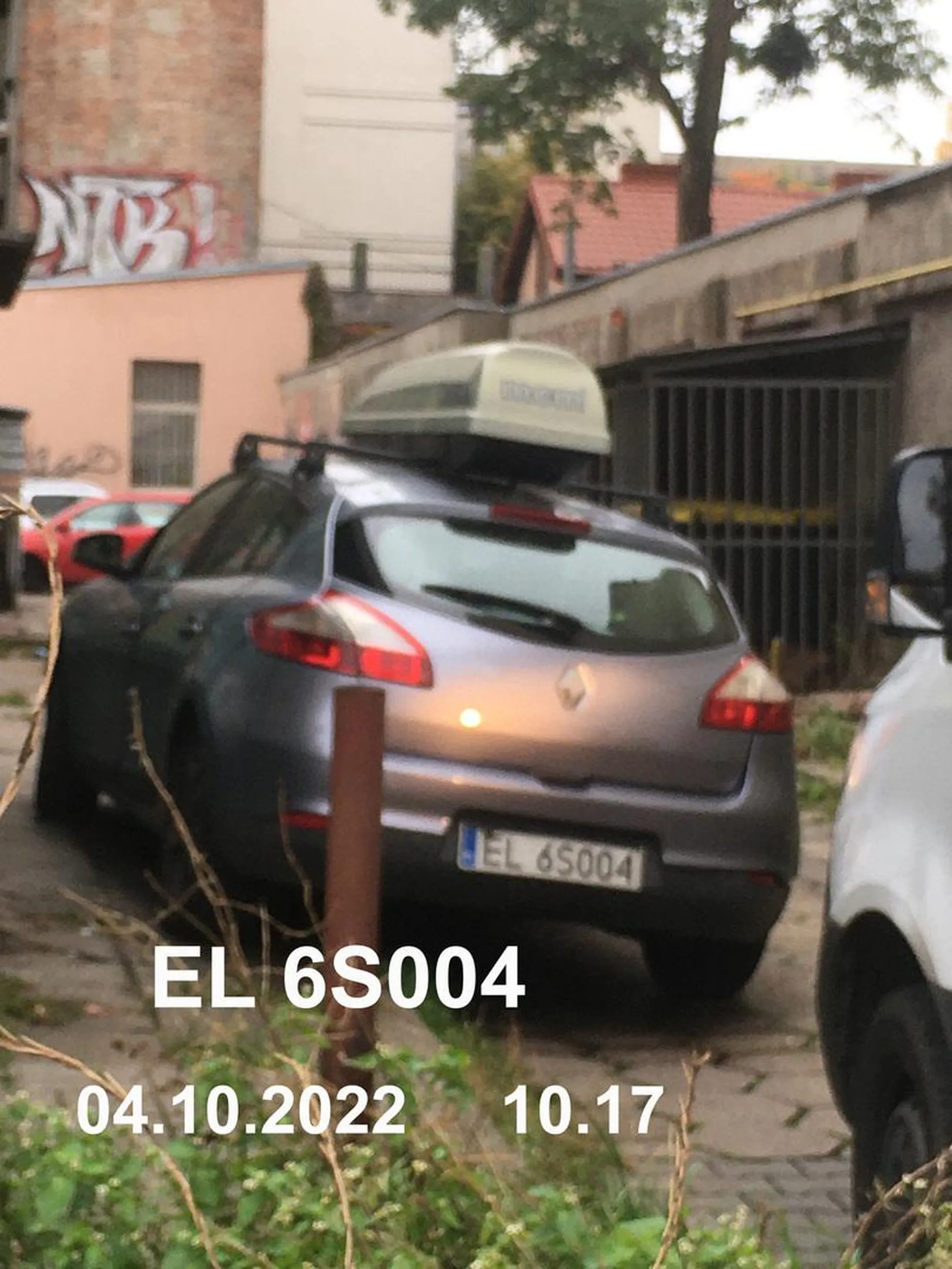 Ulica Kościuszki, wjazd za Stokrotką. Ciamajda zablokowała przejazd. Efekt, musiałem objechać cały kwartał, żeby dostać się do domu. Gość w dostawczym przede mną przywiózł towar do apteki po drugiej stronie budynku. Musiał z pakami zapychać z buta. Żałuję teraz, że nie zadzwoniłem jednak po Policję.