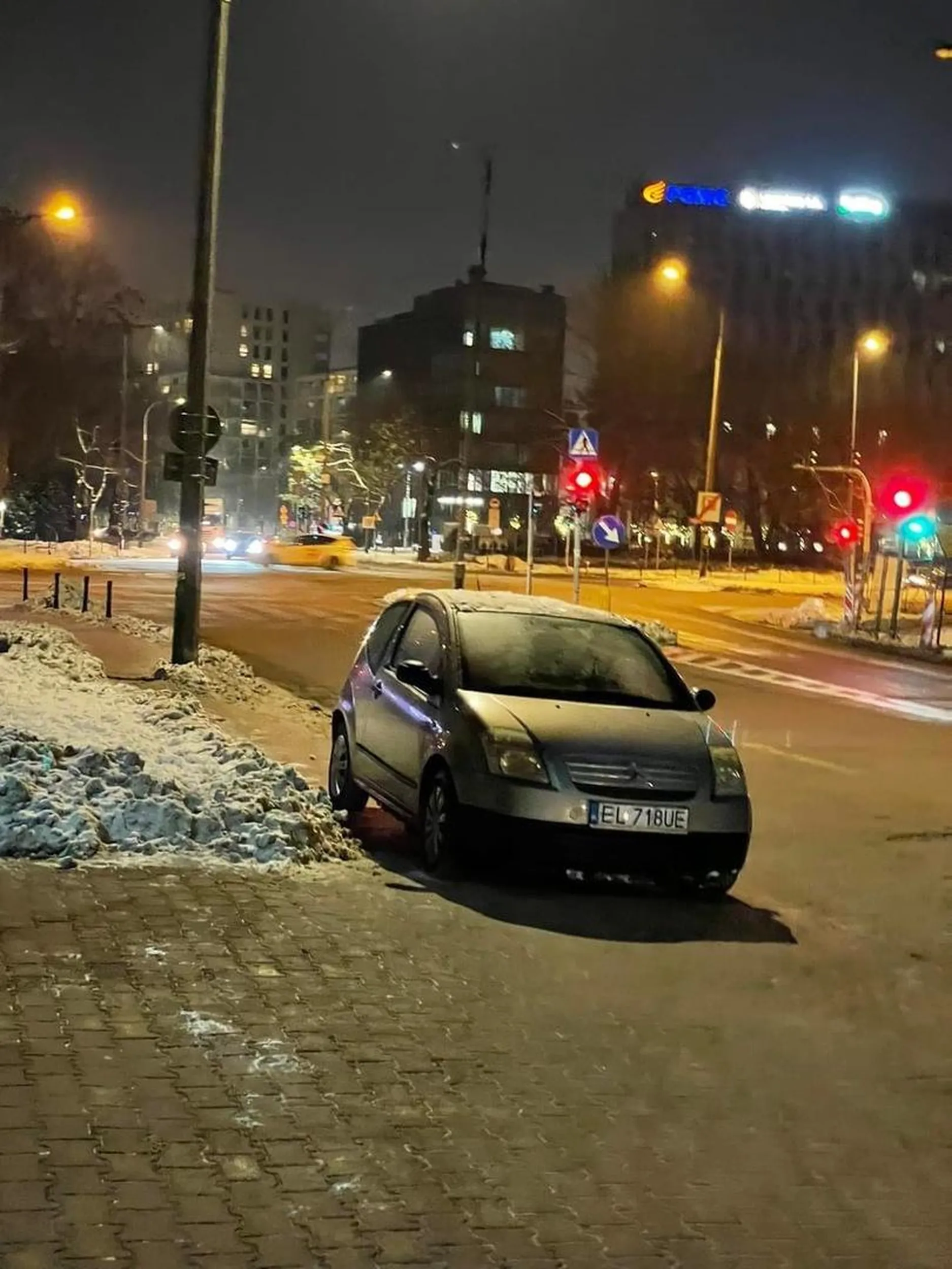 Tak się parkuje na warszawskiej woli